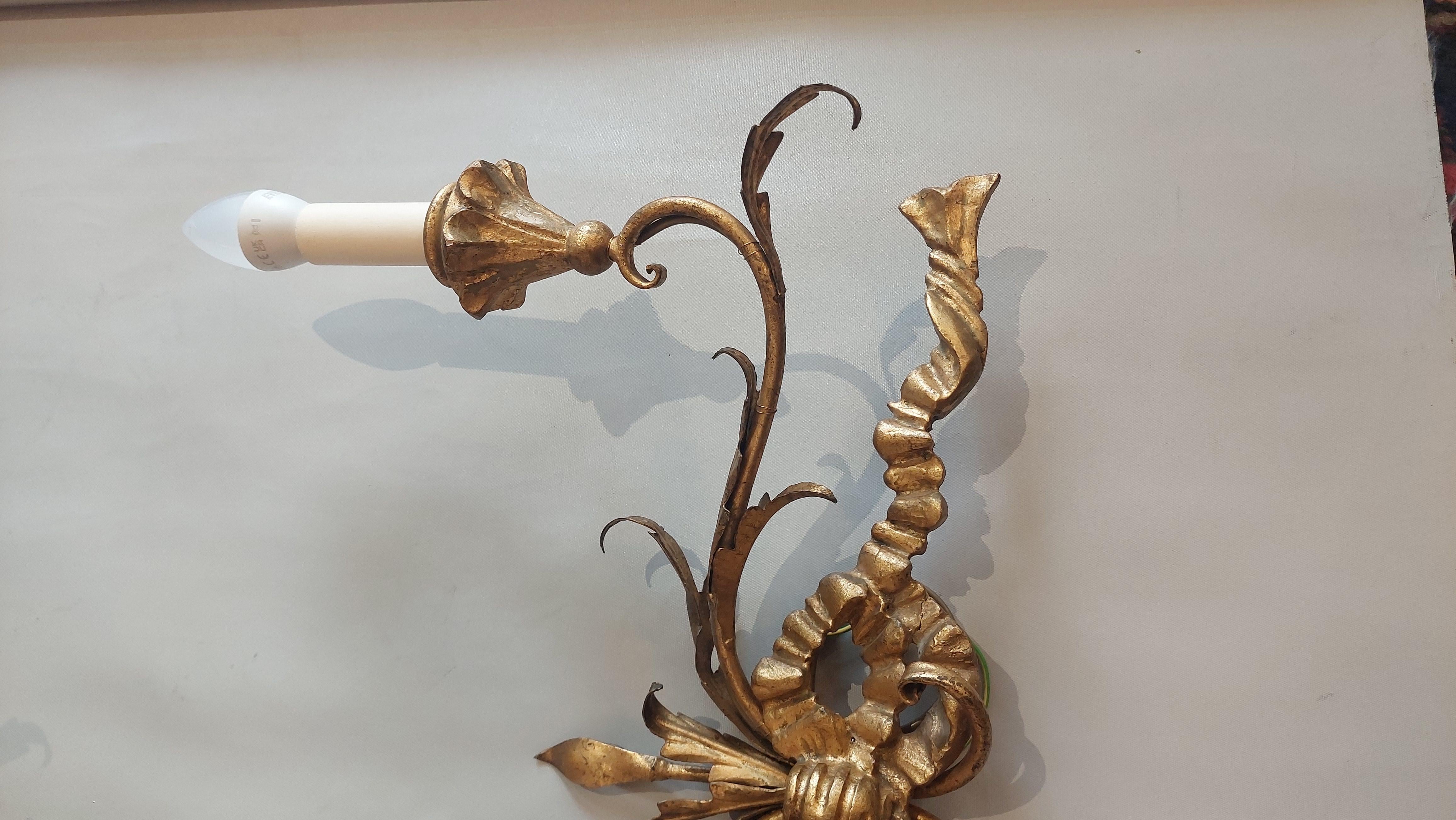Pareja de apliques victorianos de dos ramas de madera dorada Madera dorada en venta