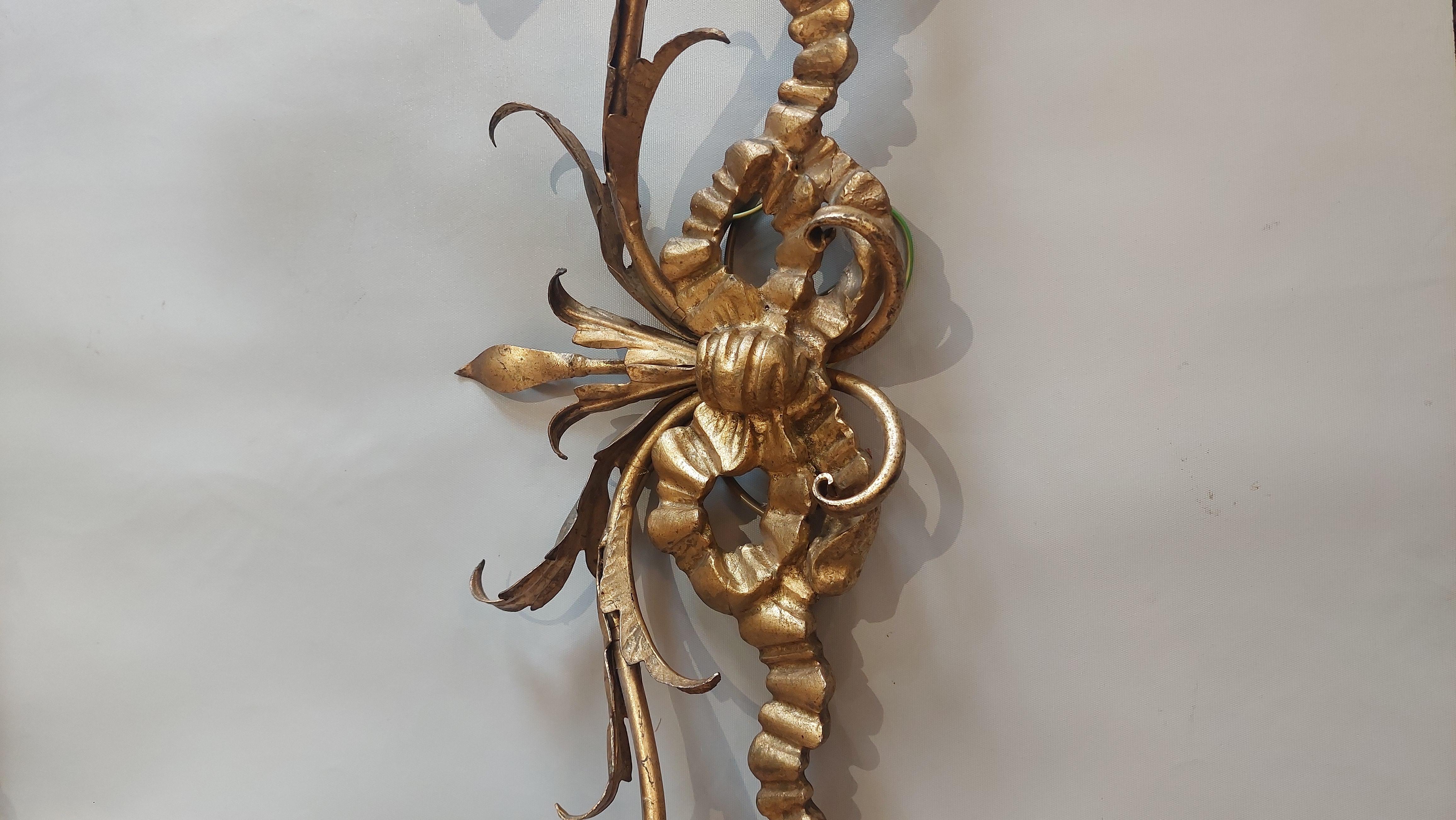 Pareja de apliques victorianos de dos ramas de madera dorada en venta 1