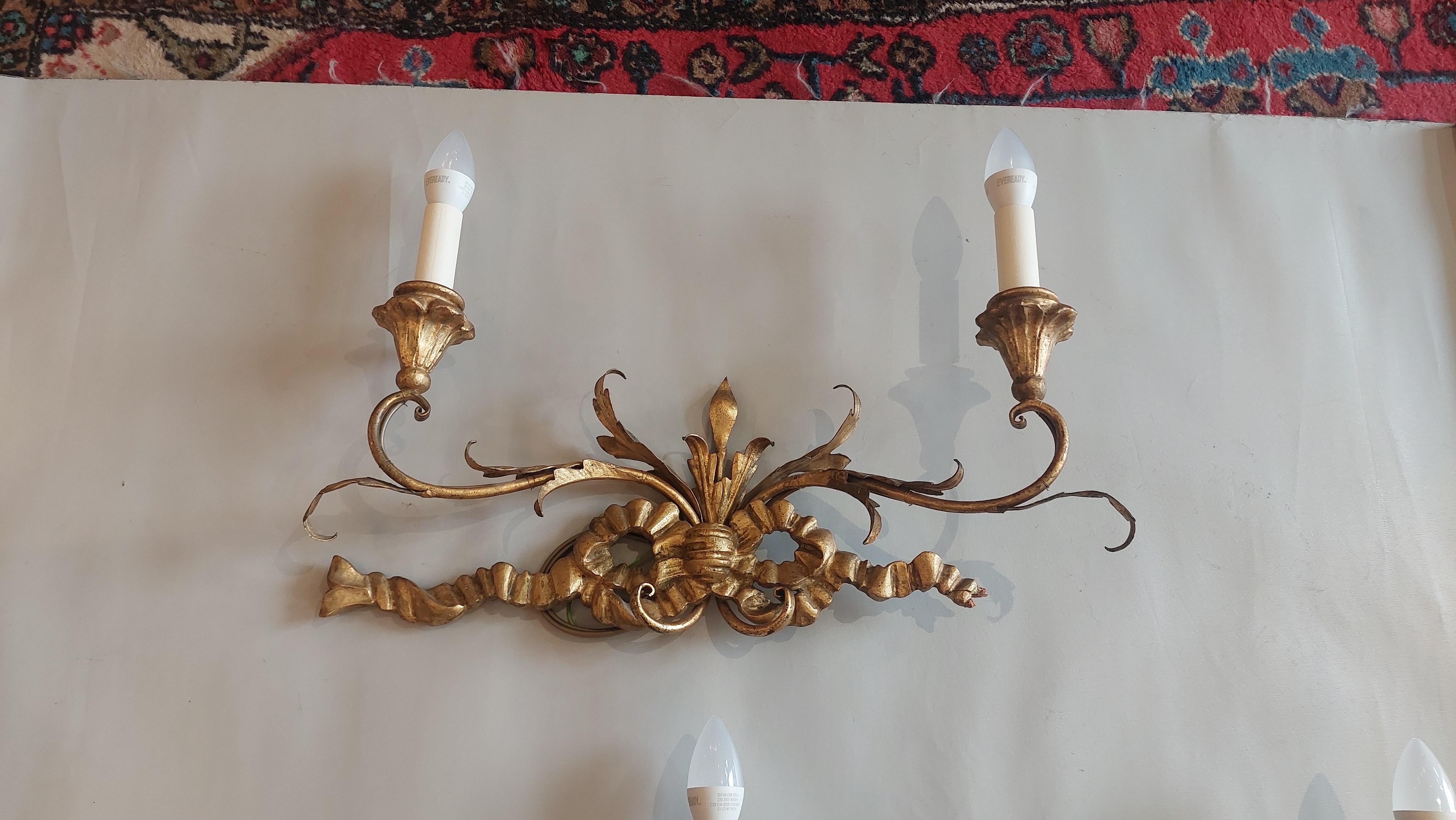 Pareja de apliques victorianos de dos ramas de madera dorada en venta 2