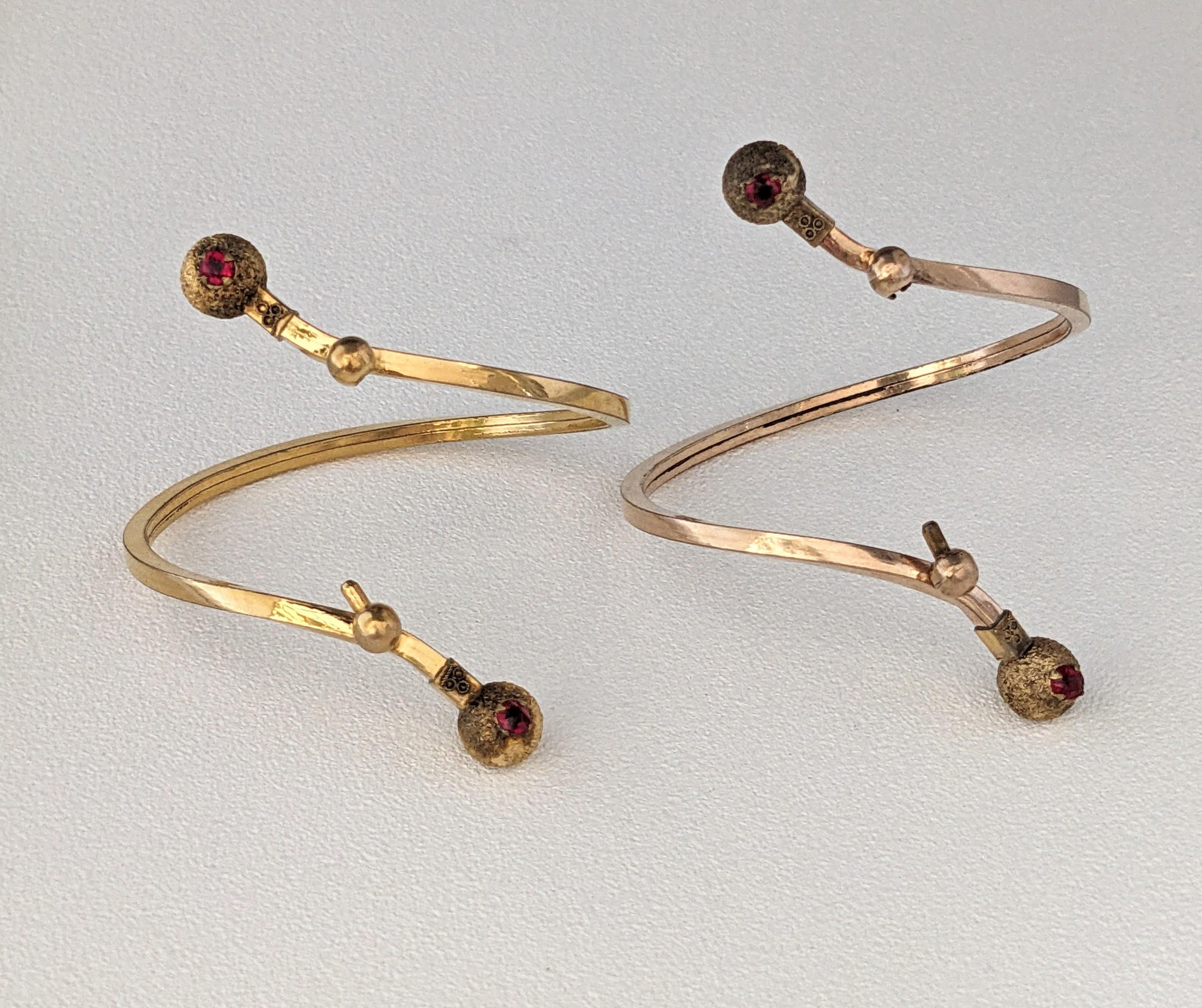 Donna Coppia di bracciali vittoriani riempiti d'oro in vendita