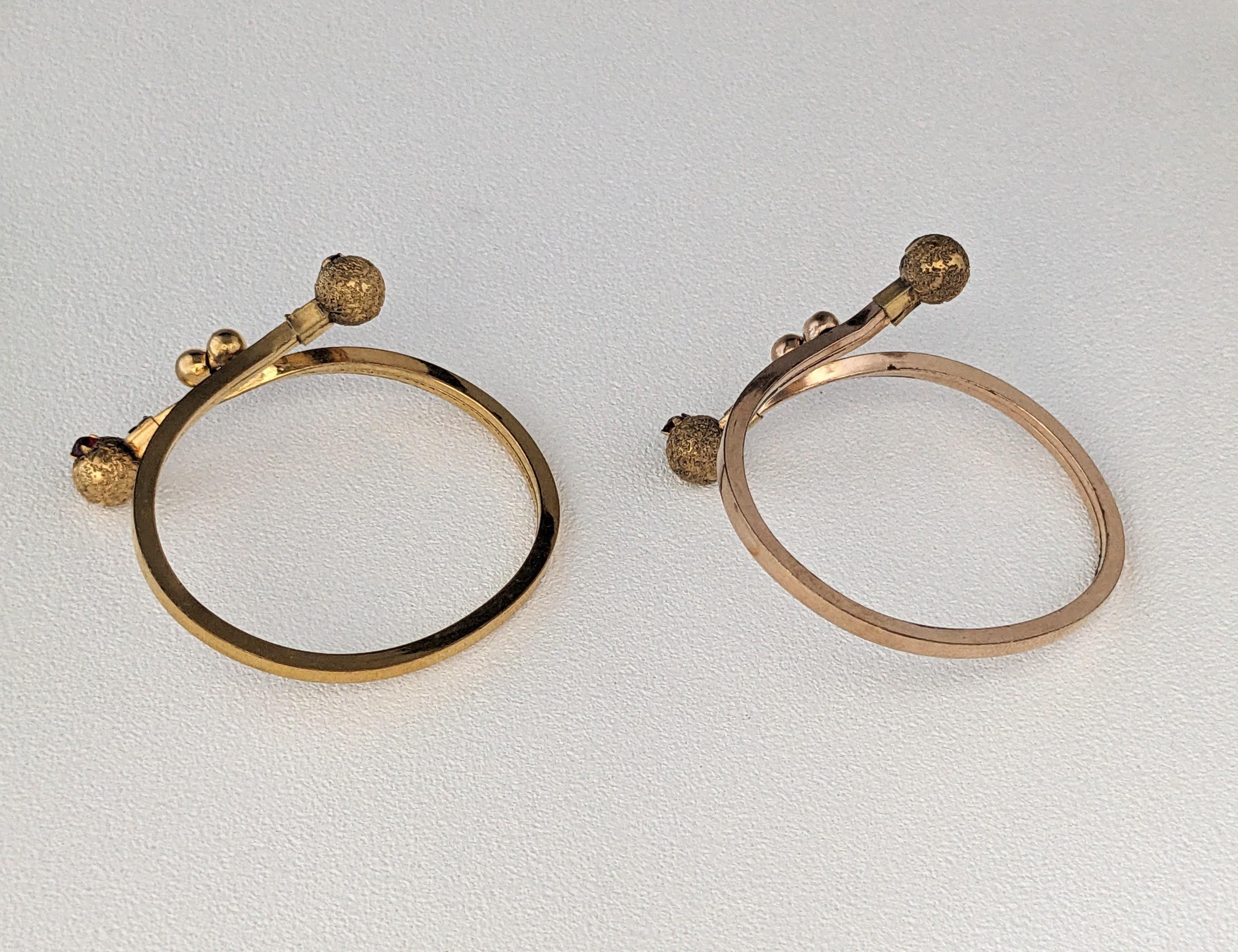 Coppia di bracciali vittoriani riempiti d'oro in vendita 3
