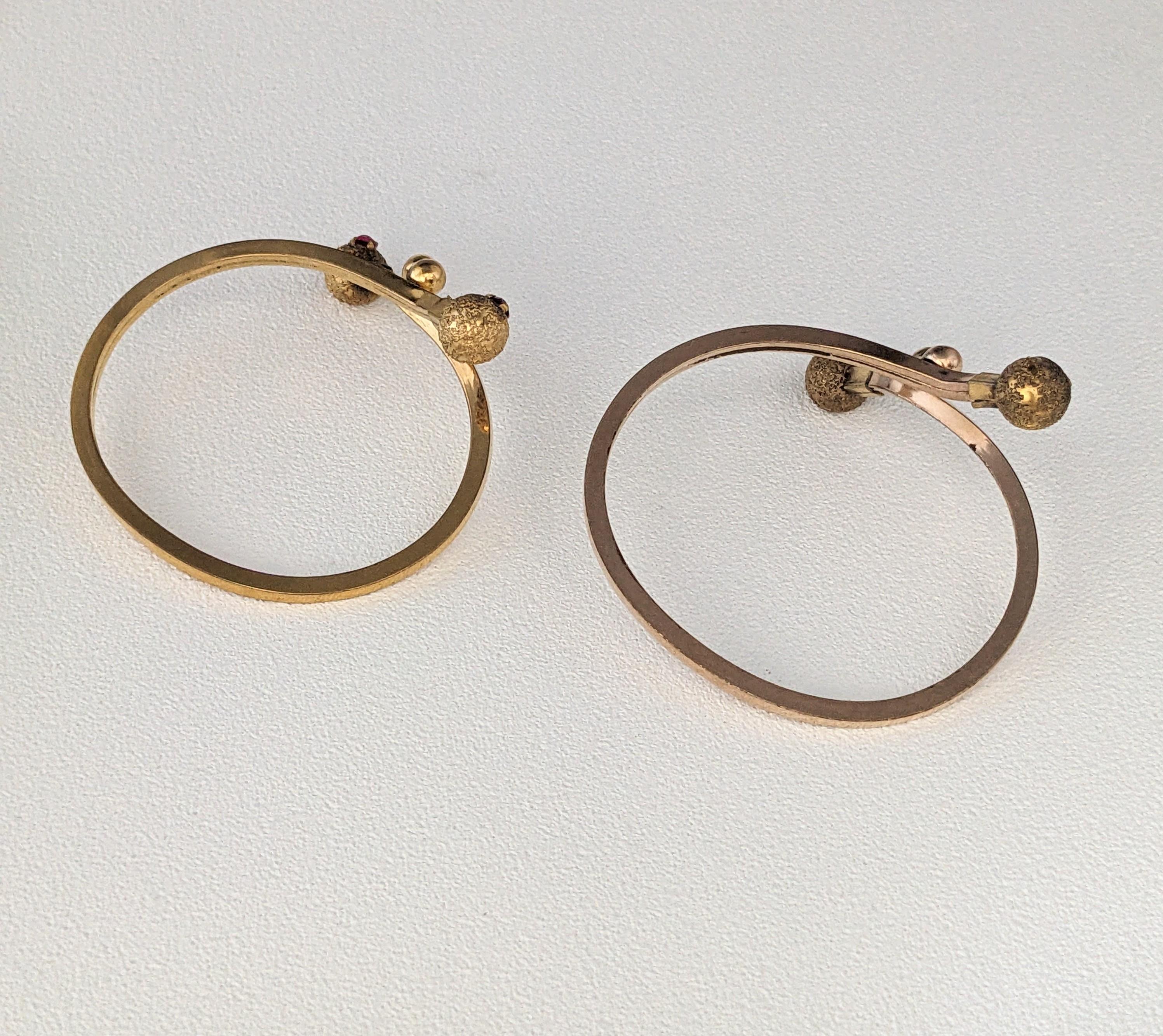 Coppia di bracciali vittoriani riempiti d'oro in vendita 4
