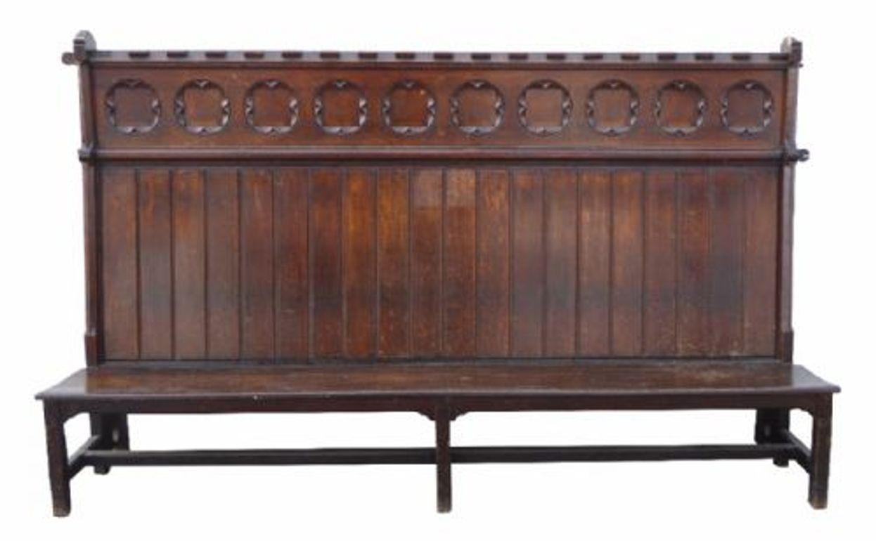 In vendita c'è una coppia di sostanziose panche vittoriane in stile Gothic Revival. Ogni panca ha una cresta merlata sopra un fregio con dieci tondi a traforo ciechi, con uno schienale e una seduta a listelli che poggiano su gambe quadrate smussate.