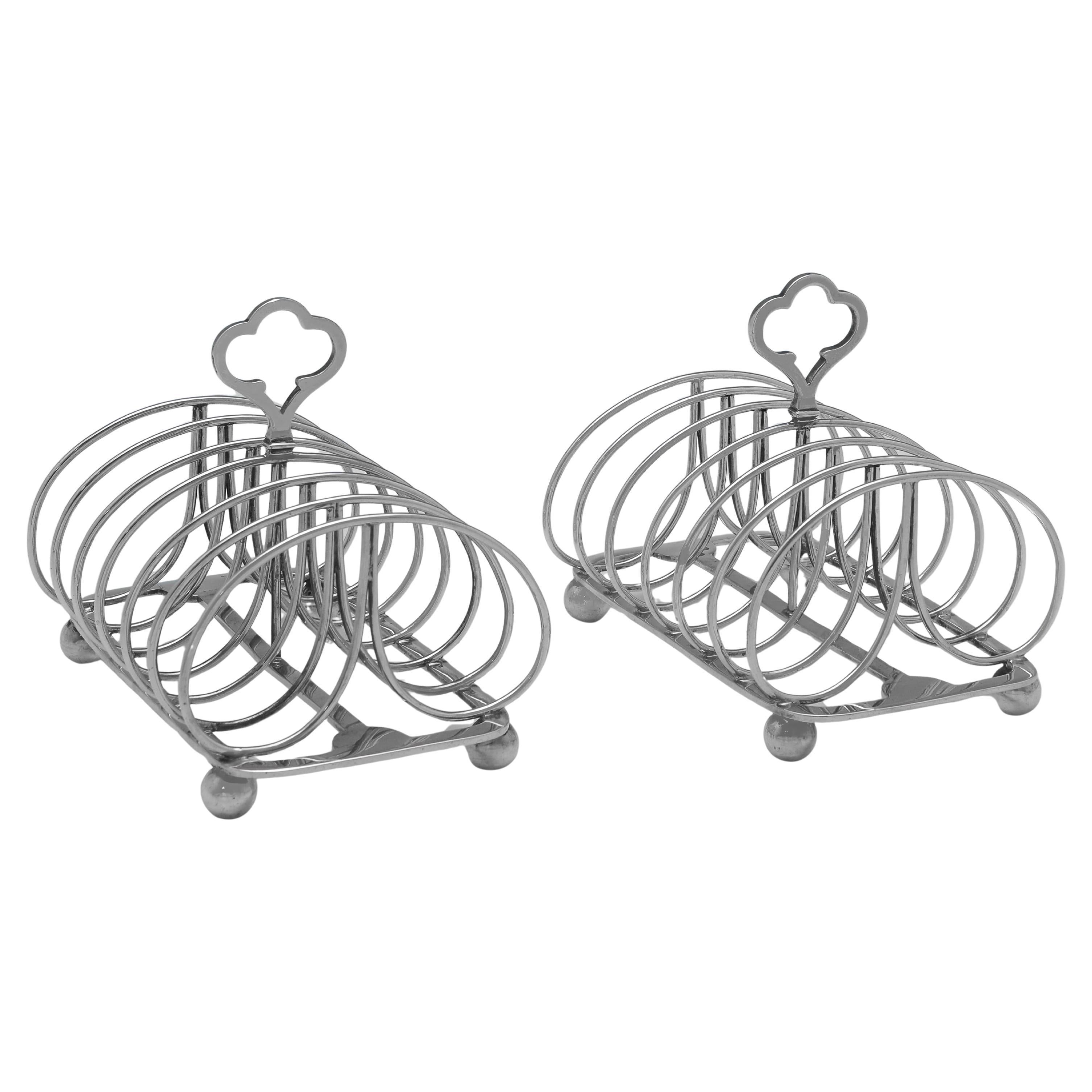 Pareja de tostadores victorianos de renacimiento gótico fabricados por Garrard & Co en Londres 1879 en venta