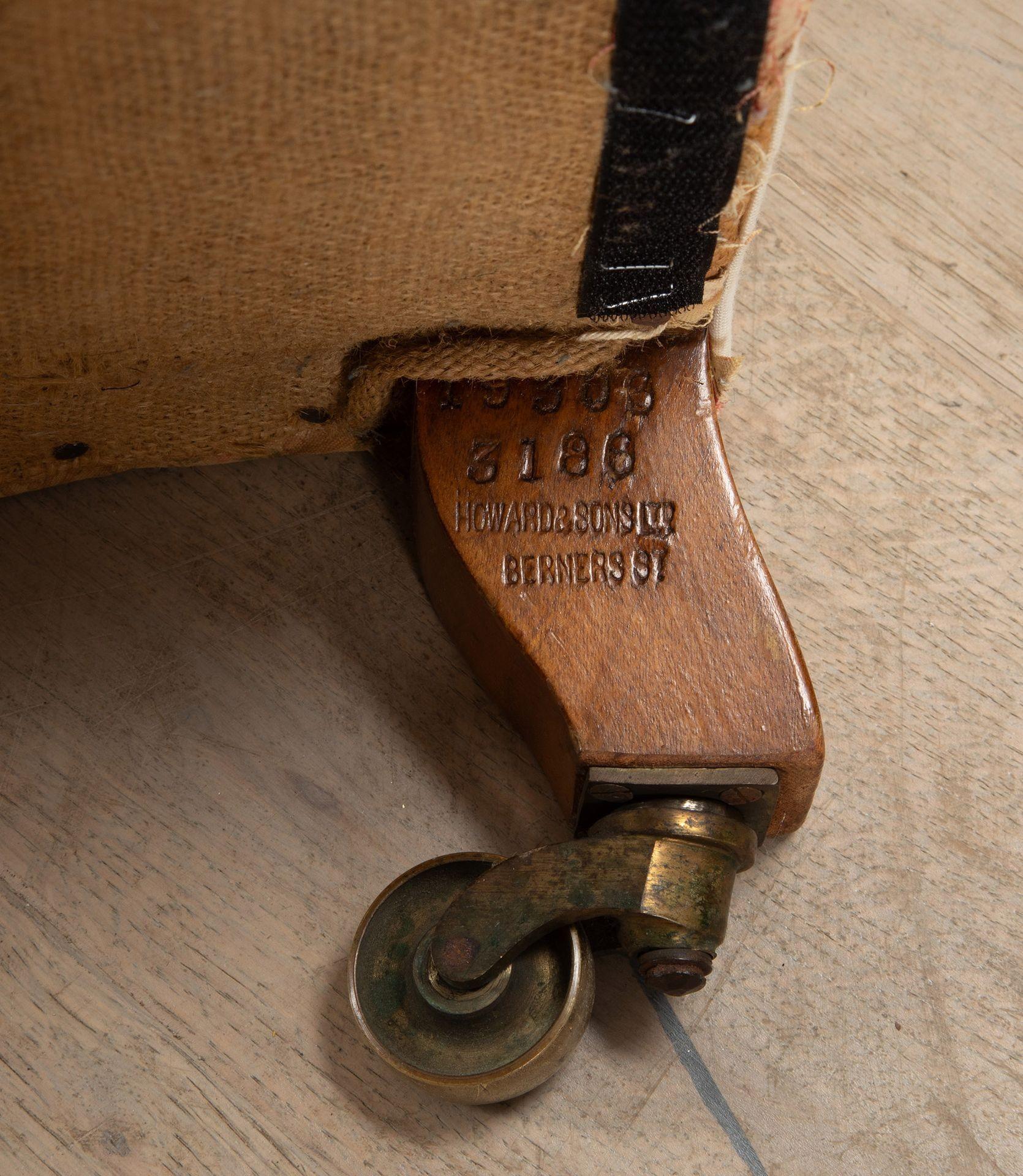 Coppia di poltrone imbottite vittoriane di Howard and Sons 