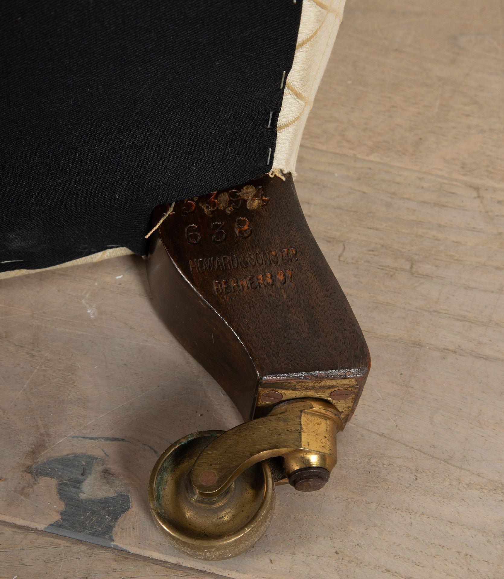 Coppia di poltrone imbottite vittoriane di Howard and Sons 