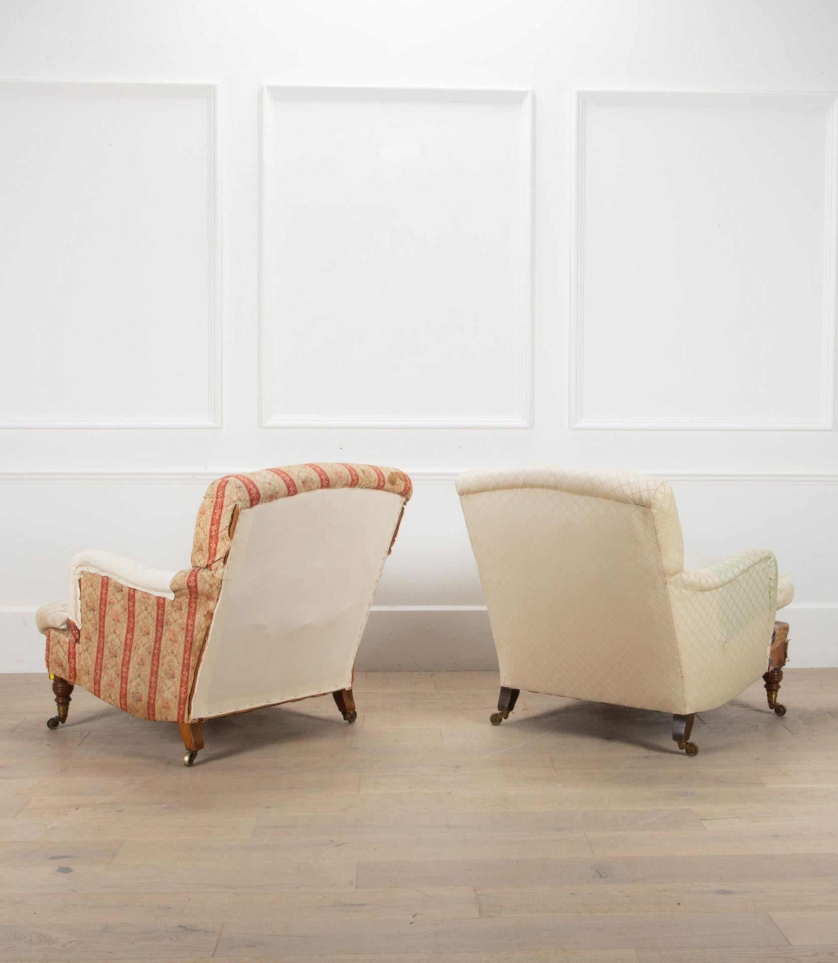 Coppia di poltrone imbottite vittoriane di Howard and Sons 