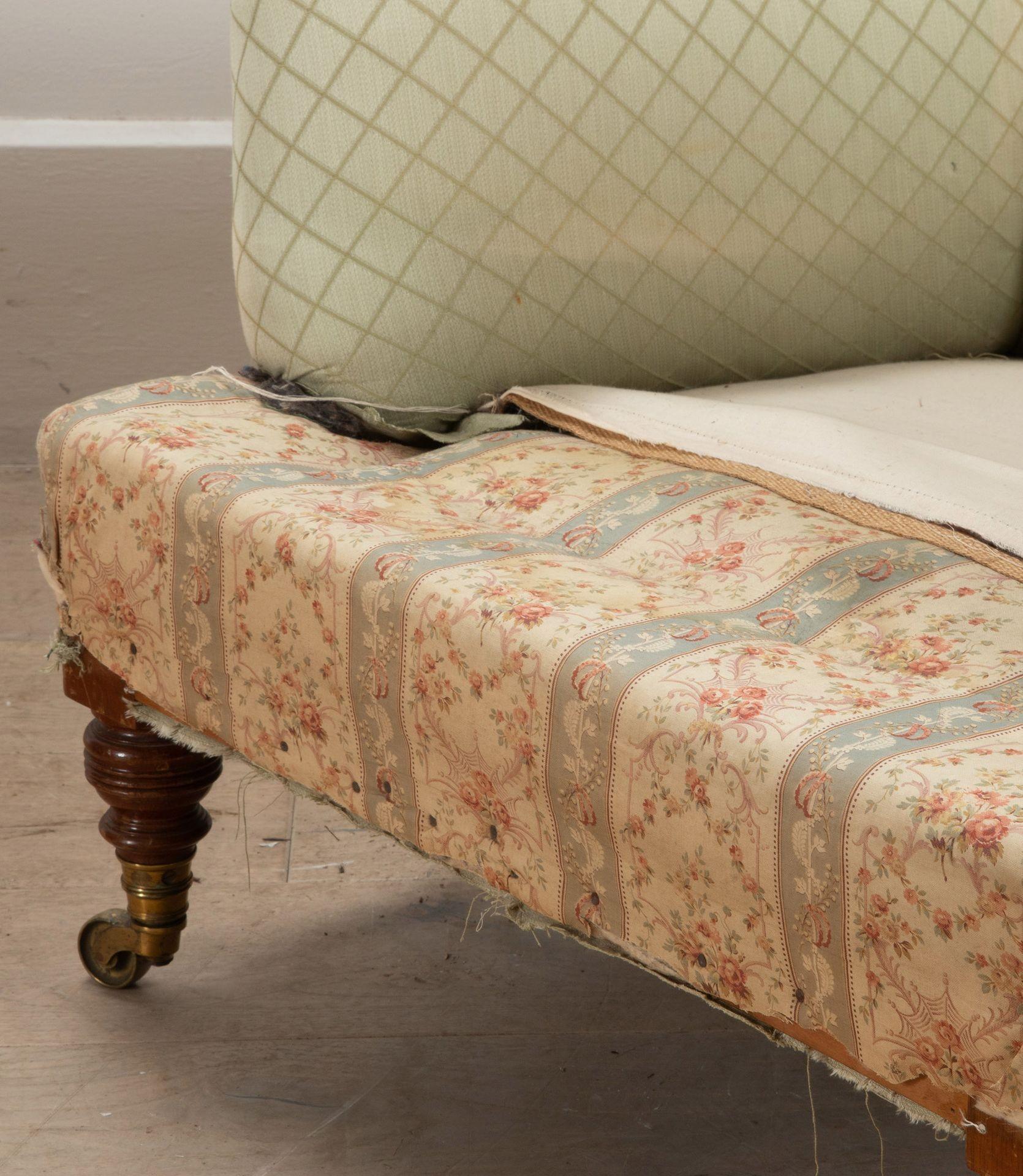 Coppia di poltrone imbottite vittoriane di Howard and Sons 