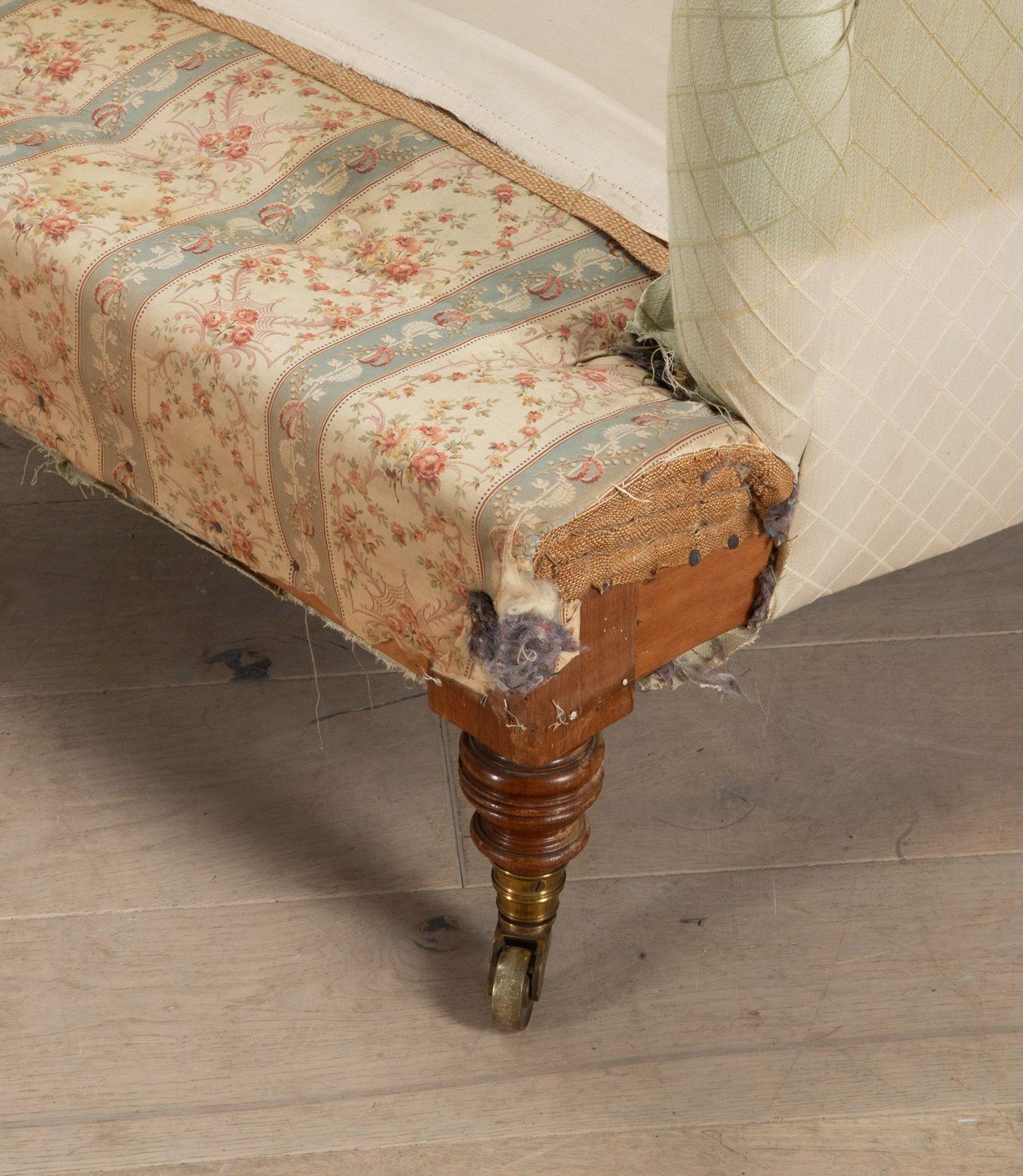 Coppia di poltrone imbottite vittoriane di Howard and Sons 