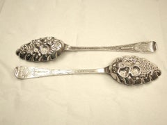 Paire de cuillères à baies en argent irlandais de l'époque victorienne:: datées de 1870 et contrôlées à Dublin