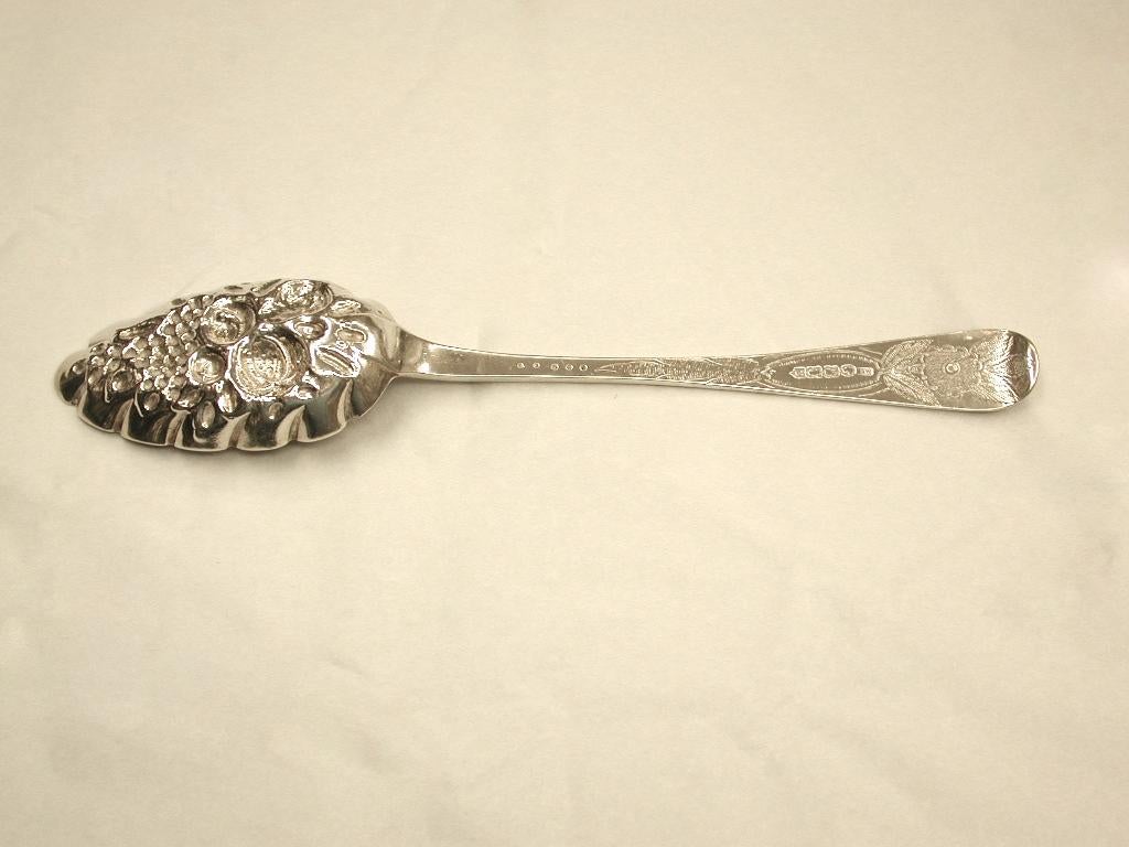 English Pair of Victorian Irish Silver Berry Spoons, Dated 1870, Assayed in Dublin For Sale