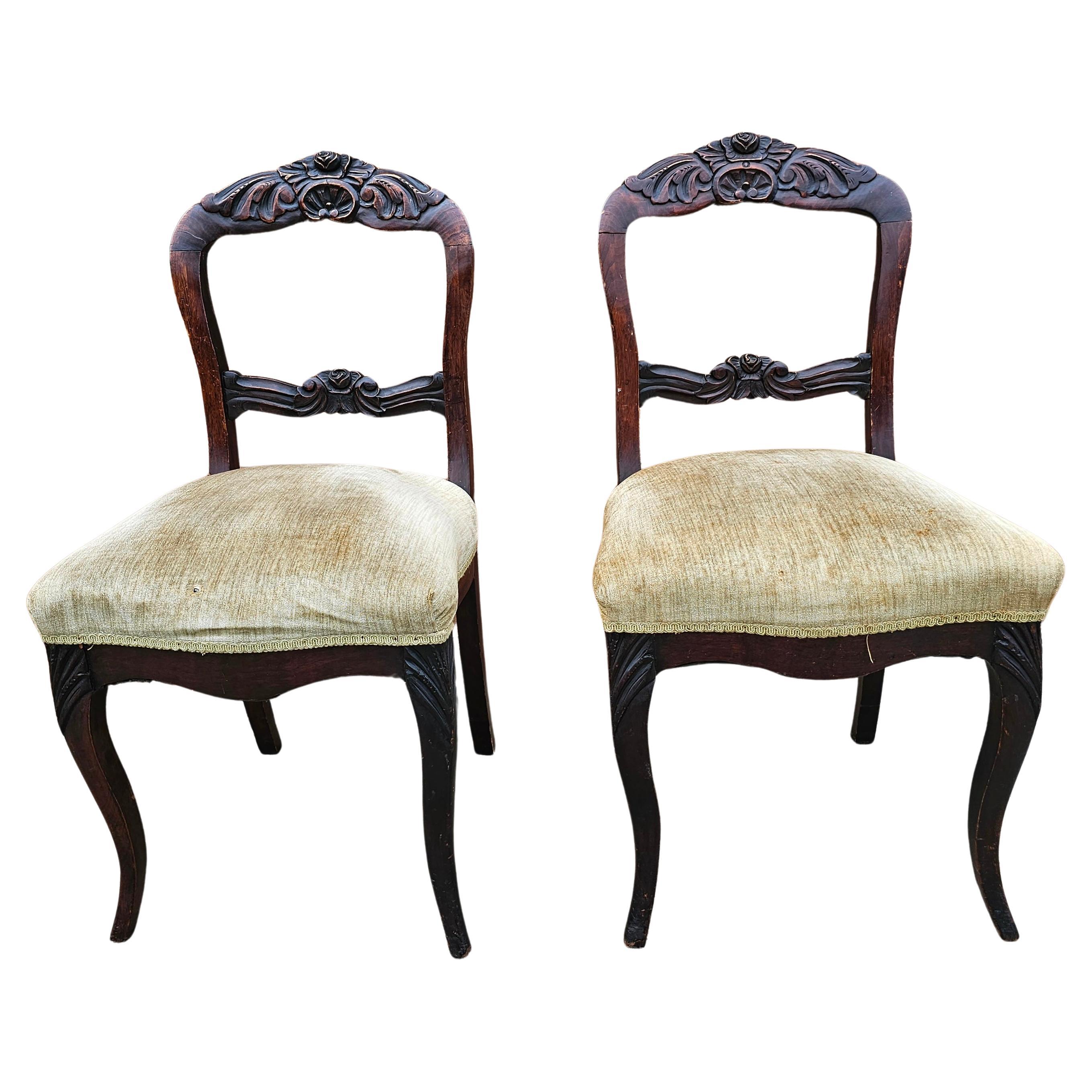 Pareja de sillas victorianas con respaldo de escalera de caoba tallada y asiento tapizado