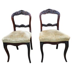 Paire de chaises victoriennes à dossier en échelle, acajou sculpté et assise tapissée