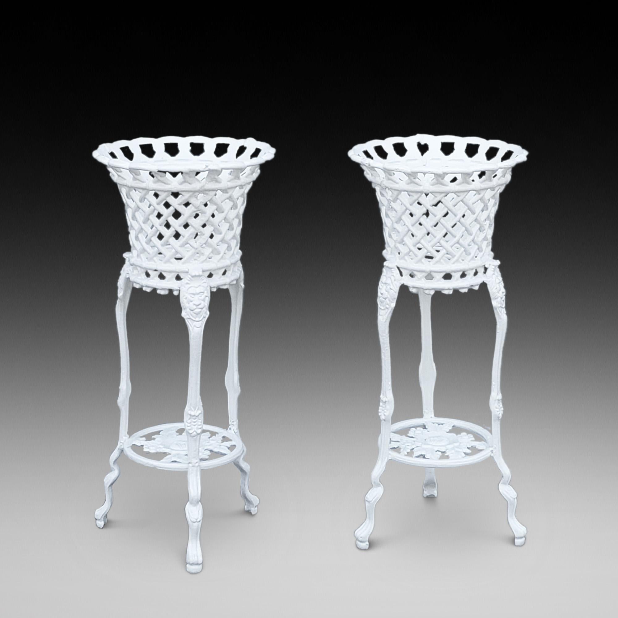 Coppia di fioriere vittoriane in ghisa a reticolo - a reticolo  Cesto su gambe a treppiede con decorazione a maschera di leone e piedi - 15