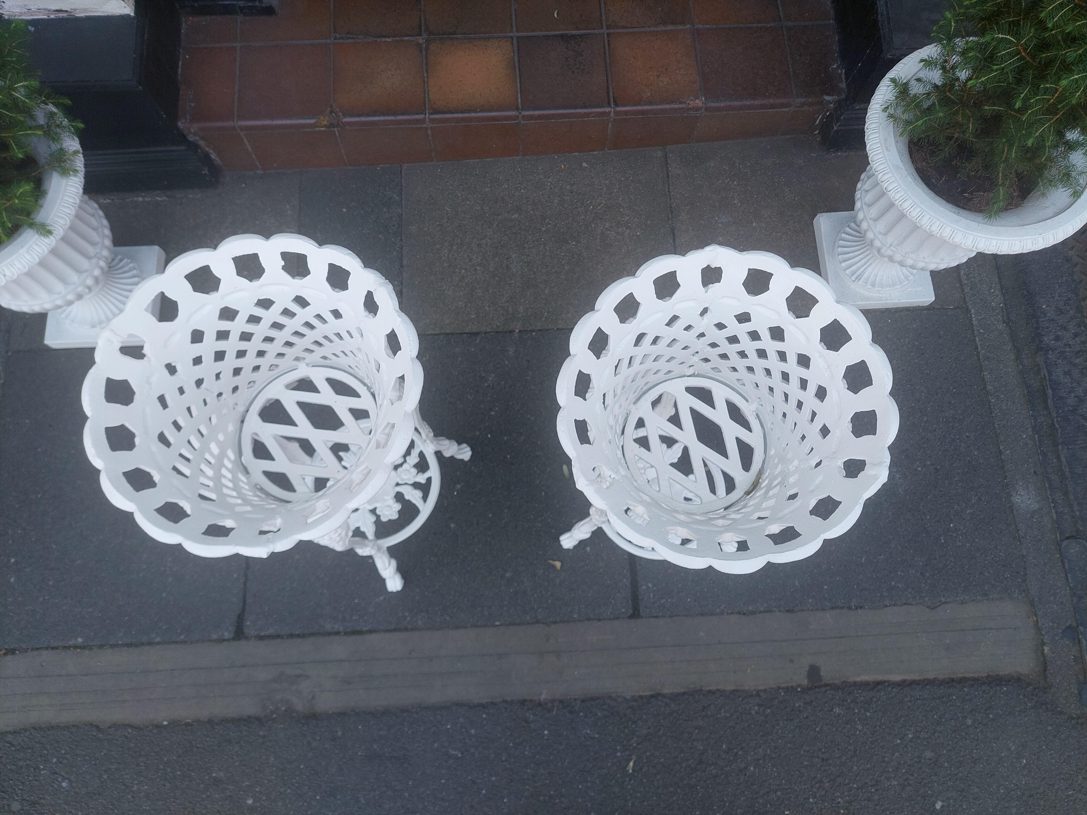 Coppia di fioriere in ghisa vittoriane a reticolo In condizioni buone in vendita a Altrincham, GB