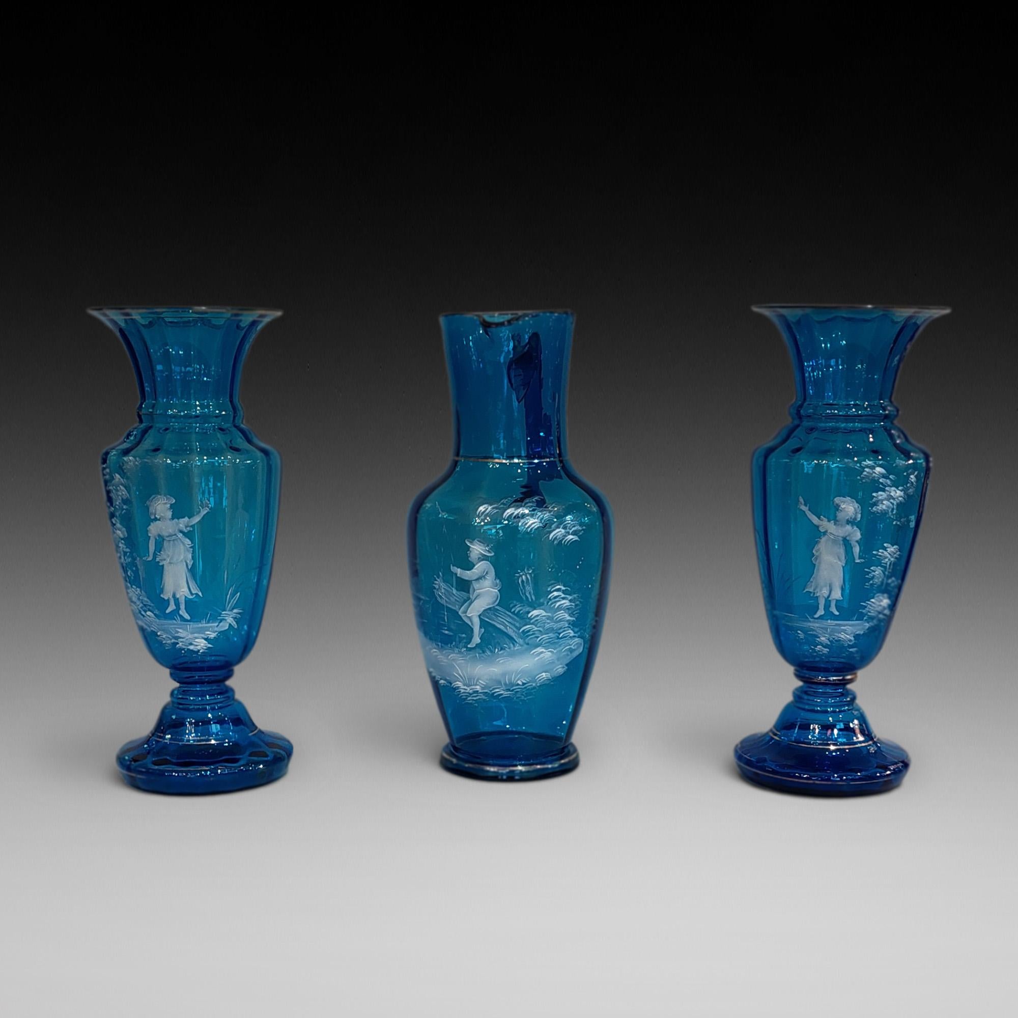 Pareja de jarrones victorianos de cristalería azul claro de Bohemia 