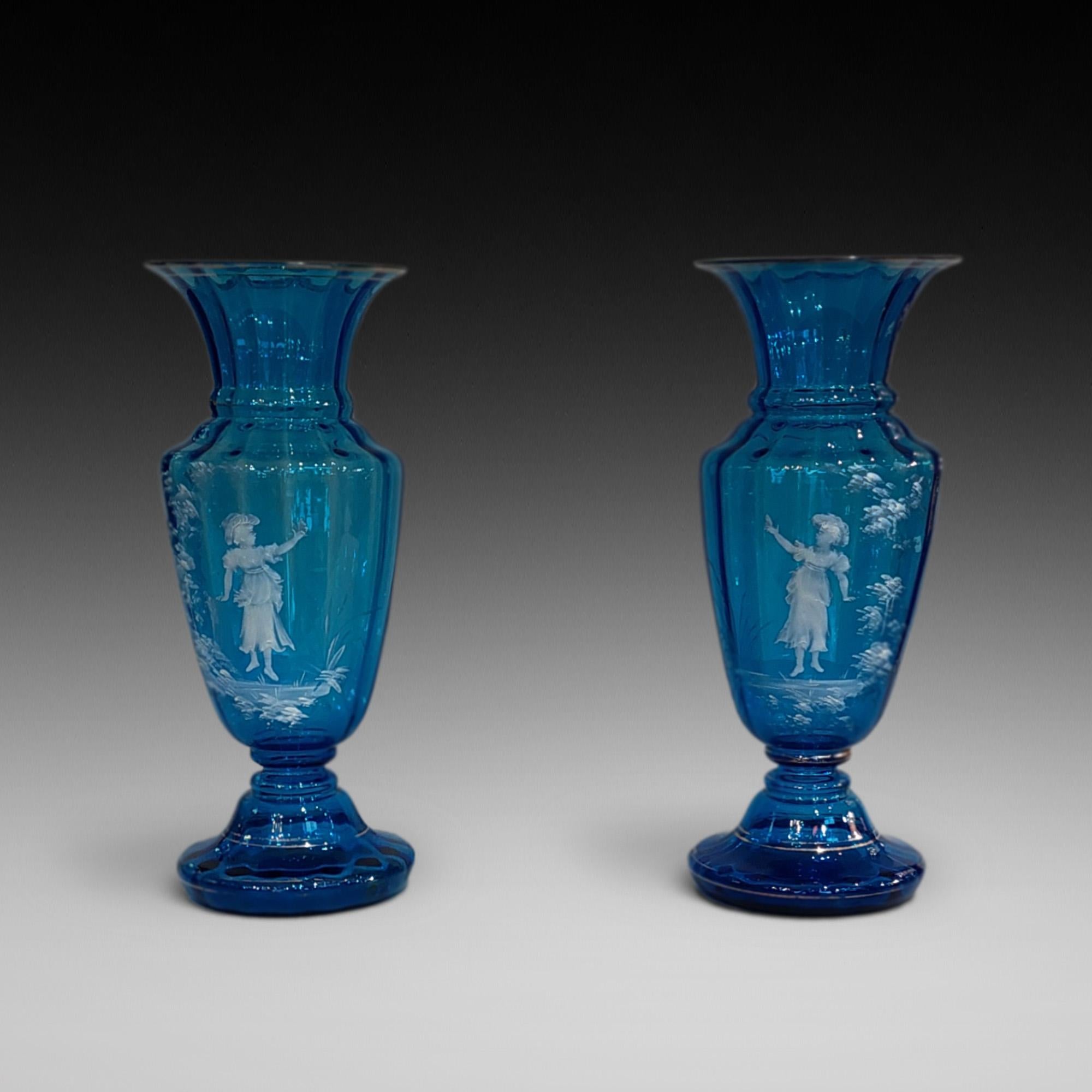 Pareja de jarrones victorianos de cristalería azul claro de Bohemia 