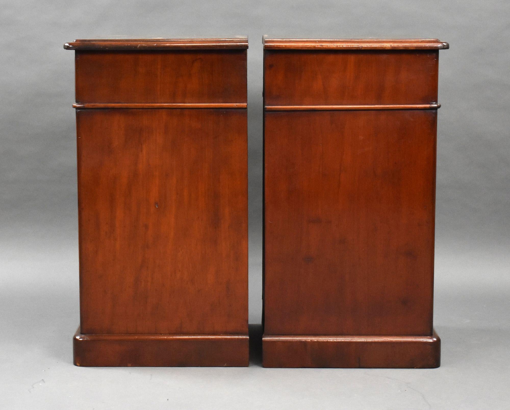 English Pair of Victorian Mahogany Bedside Chests For Sale