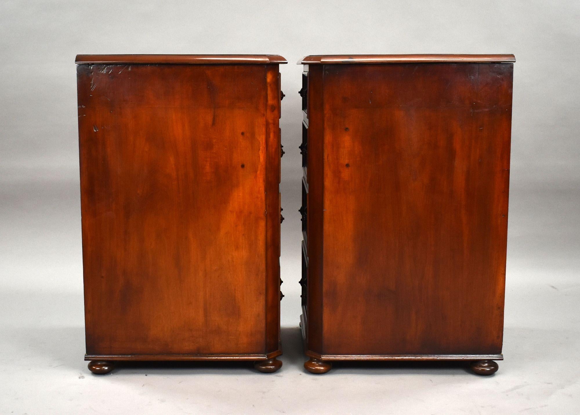 Inglese Coppia di comodini vittoriani in mogano in vendita