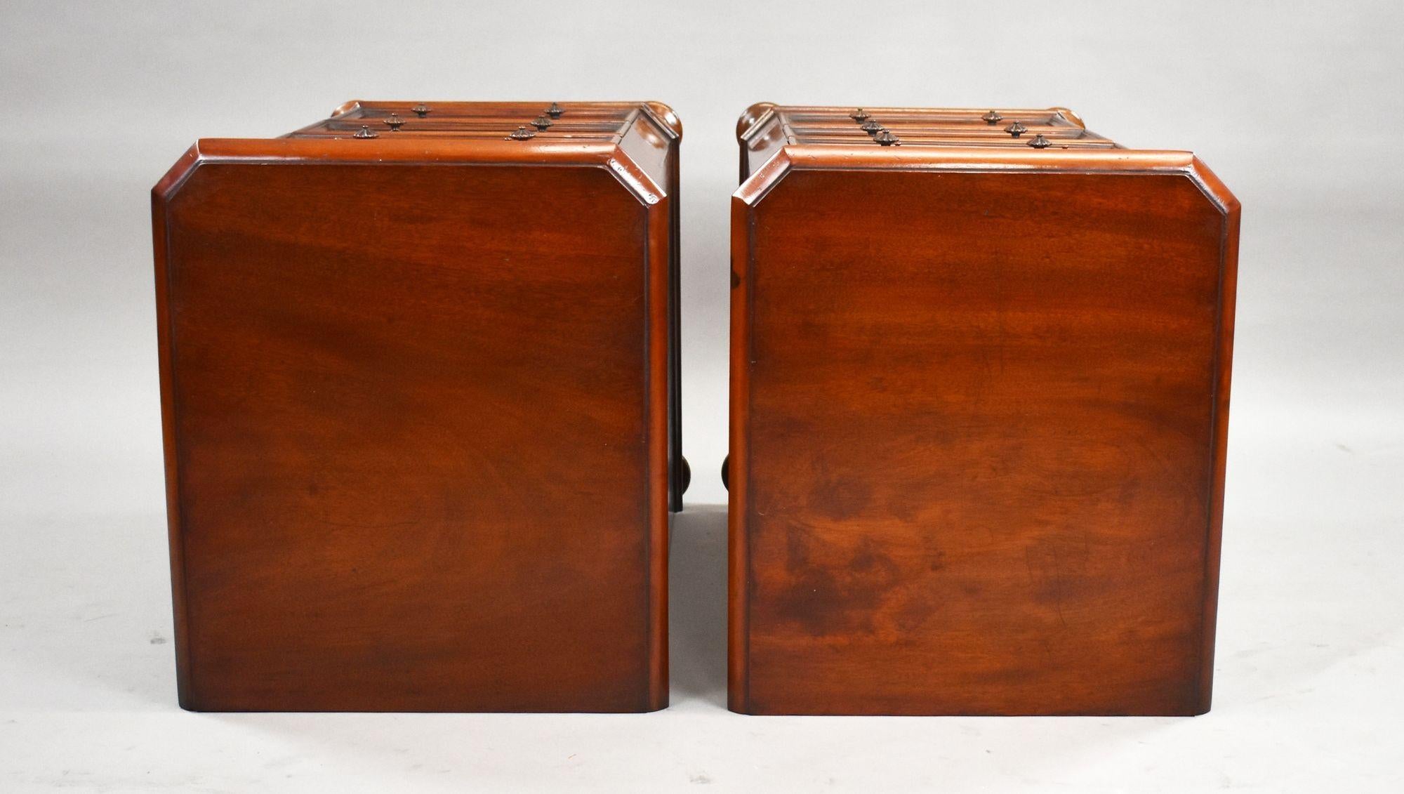 Coppia di comodini vittoriani in mogano In condizioni buone in vendita a Chelmsford, Essex