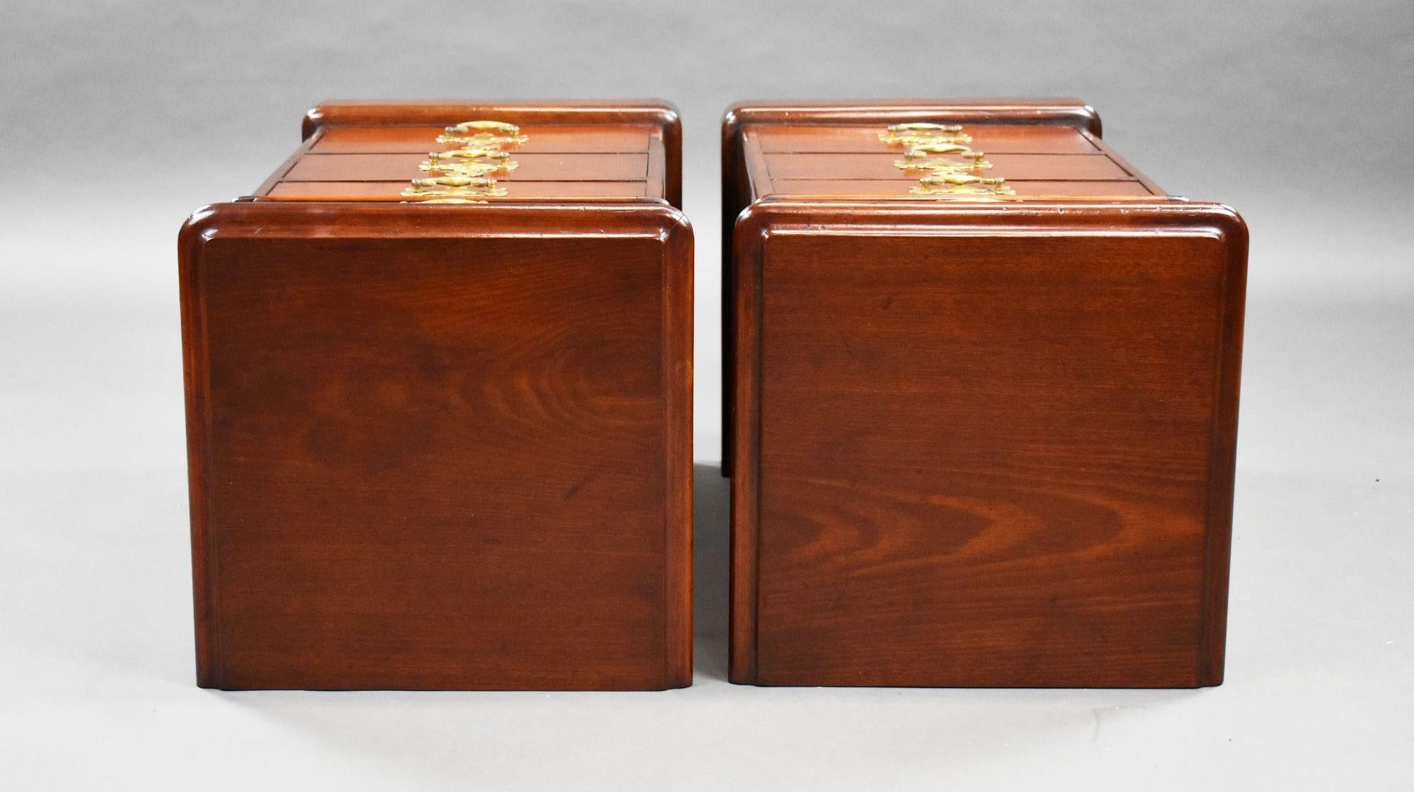 19th Century Pair of Victorian Mahogany Bedside Chests For Sale