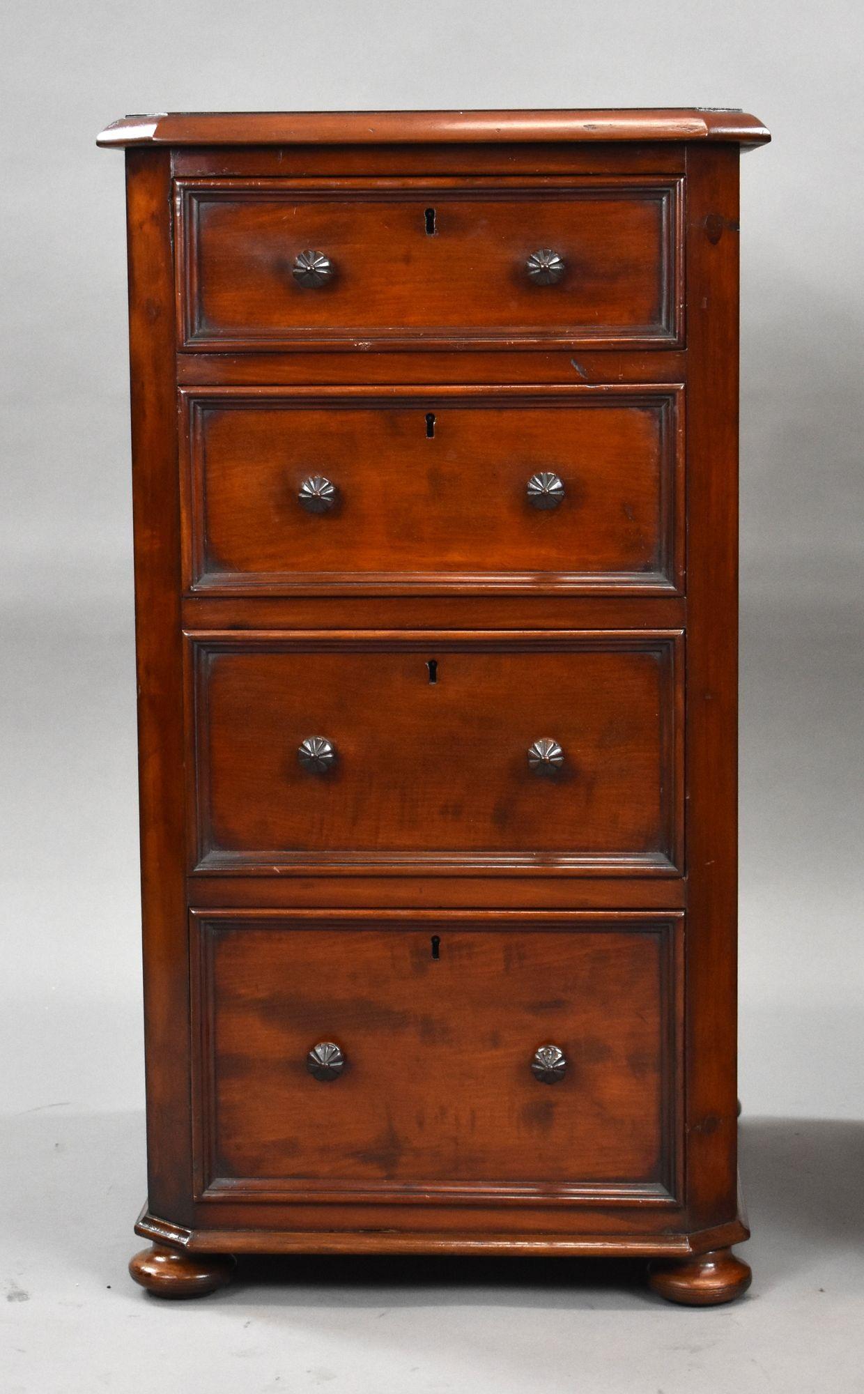 XIX secolo Coppia di comodini vittoriani in mogano in vendita