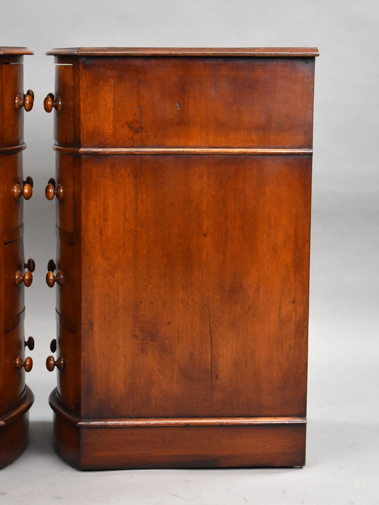 Zwei viktorianische Nachttische aus Mahagoni mit Bogenfront im Angebot 5