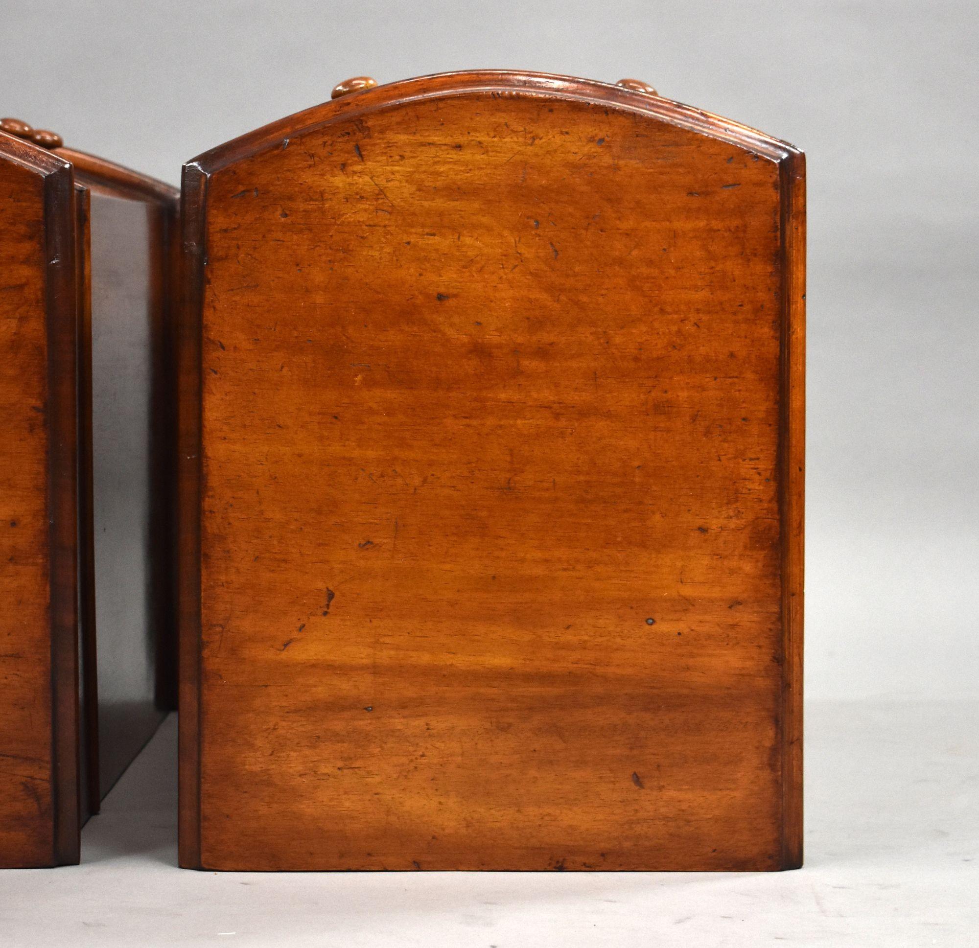 Zwei viktorianische Nachttische aus Mahagoni mit Bogenfront im Angebot 7