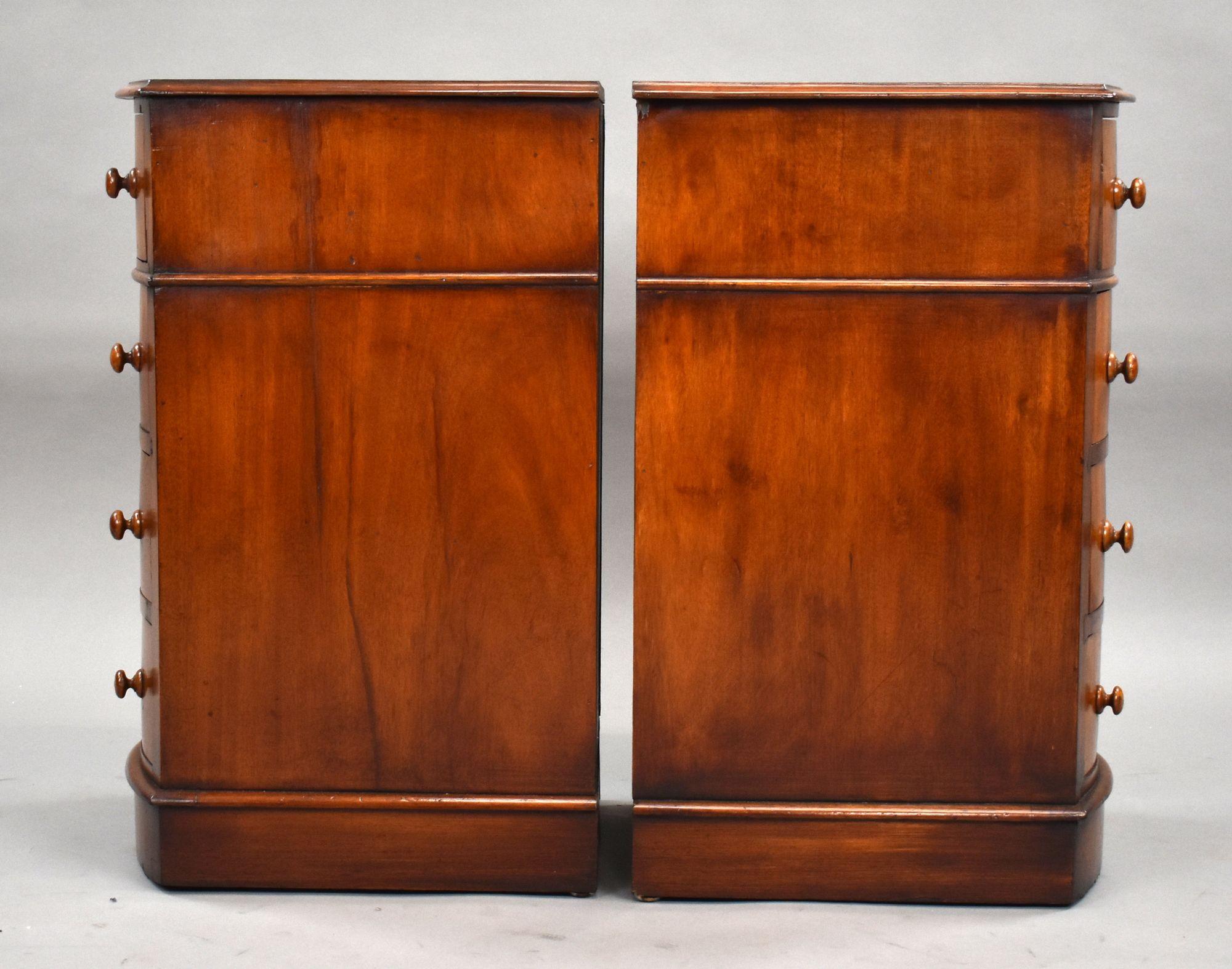 Zwei viktorianische Nachttische aus Mahagoni mit Bogenfront
Artikel-Code: 1371
Ein gutes Paar spätviktorianischer Mahagoni-Nachttische mit Bogenfront in angenehmer Farbe und Form. Jede Kommode verfügt über vier abgestufte Schubladen mit