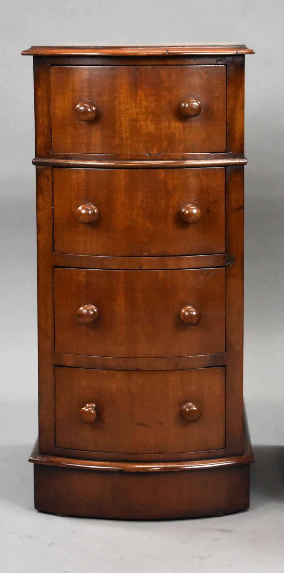 Zwei viktorianische Nachttische aus Mahagoni mit Bogenfront (19. Jahrhundert) im Angebot