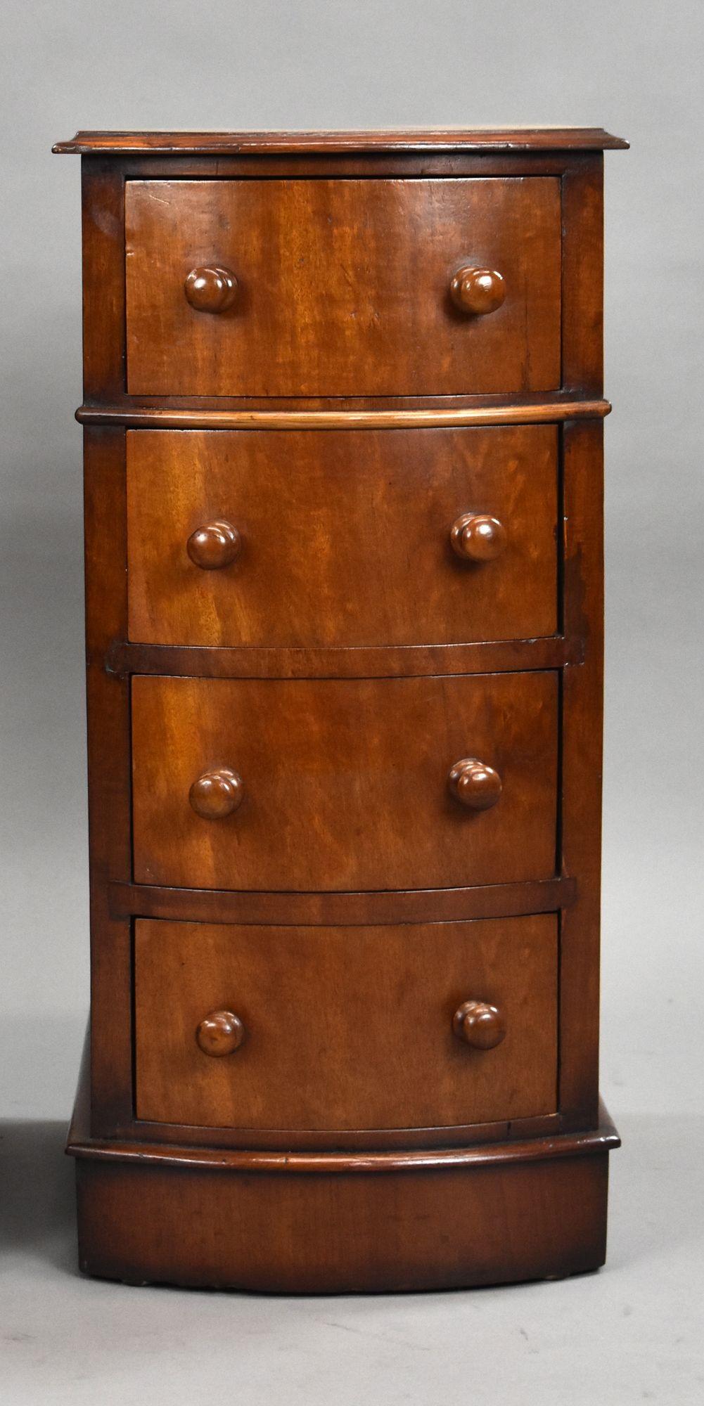 Zwei viktorianische Nachttische aus Mahagoni mit Bogenfront im Angebot 1