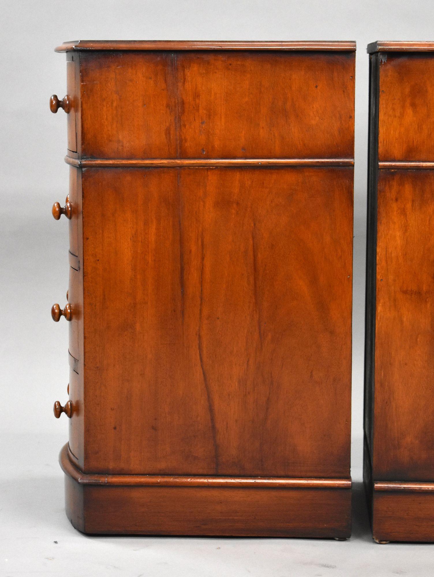 Zwei viktorianische Nachttische aus Mahagoni mit Bogenfront im Angebot 2