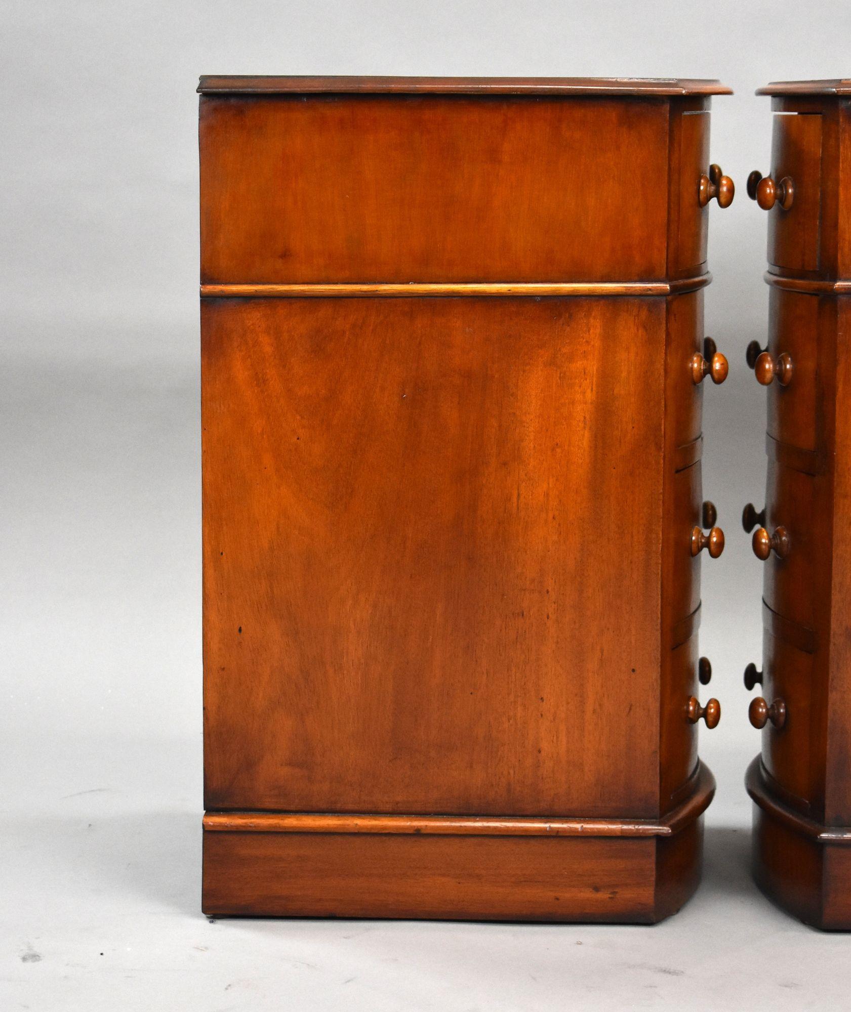 Zwei viktorianische Nachttische aus Mahagoni mit Bogenfront im Angebot 4