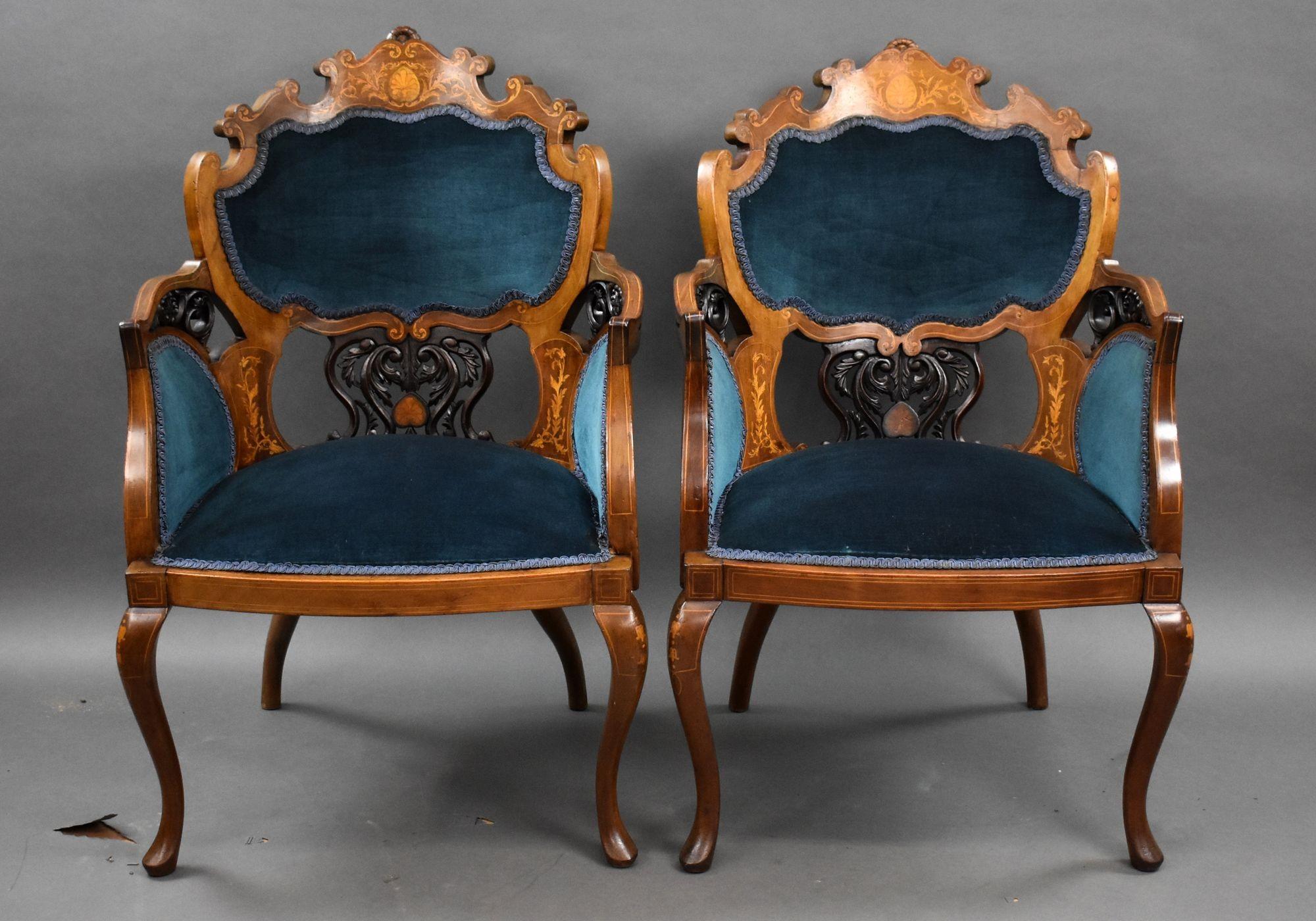In vendita una coppia di poltrone intarsiate in mogano di epoca vittoriana di ottima qualità, dalla forma ornamentale e riccamente intarsiate; entrambe le sedie sono in ottime condizioni per la loro età. Sono disponibili anche quattro sedie singole