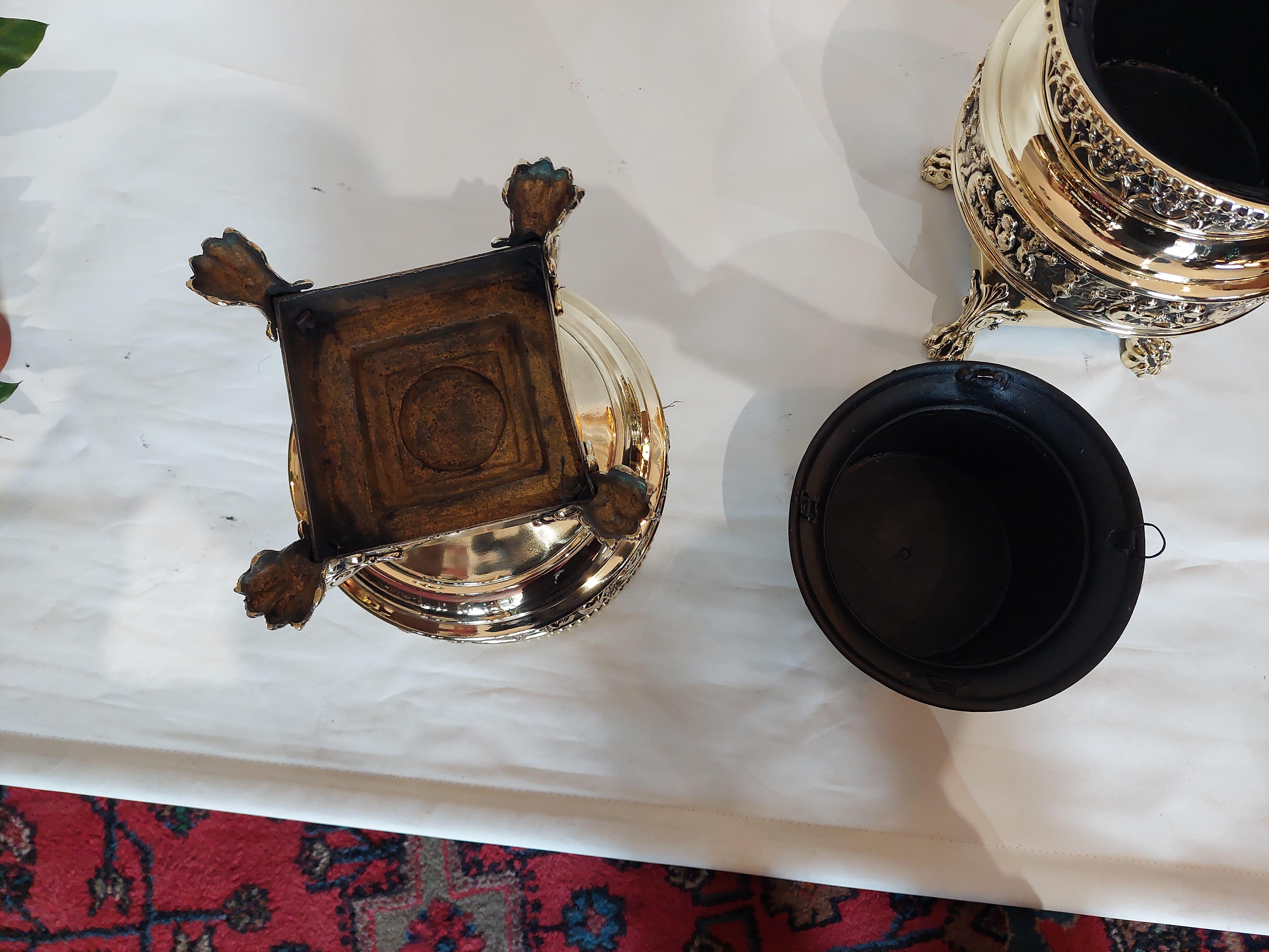Pareja de maceteros neoclásicos victorianos de latón en venta 4
