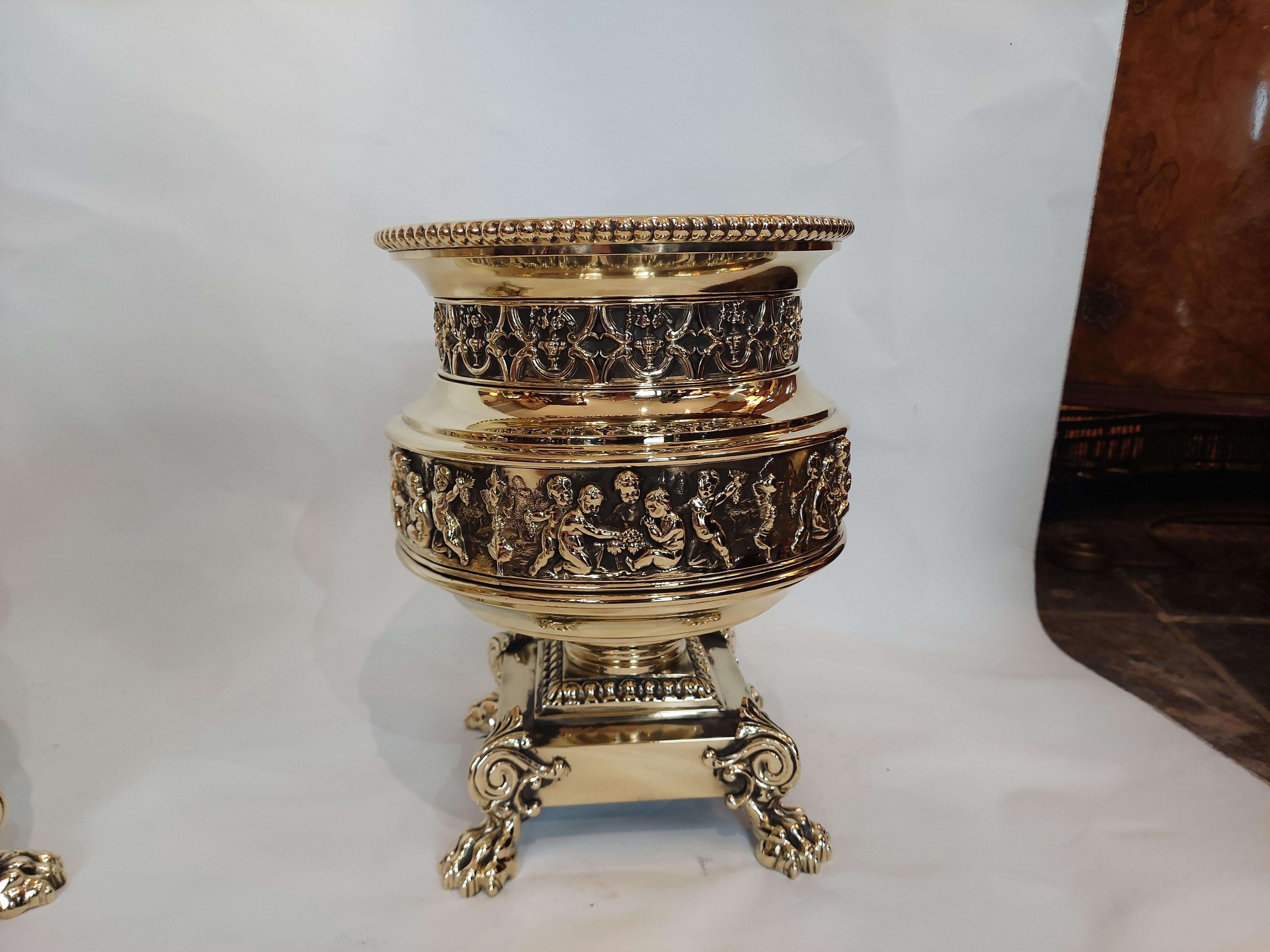 Pareja de maceteros neoclásicos victorianos de latón Inglés en venta