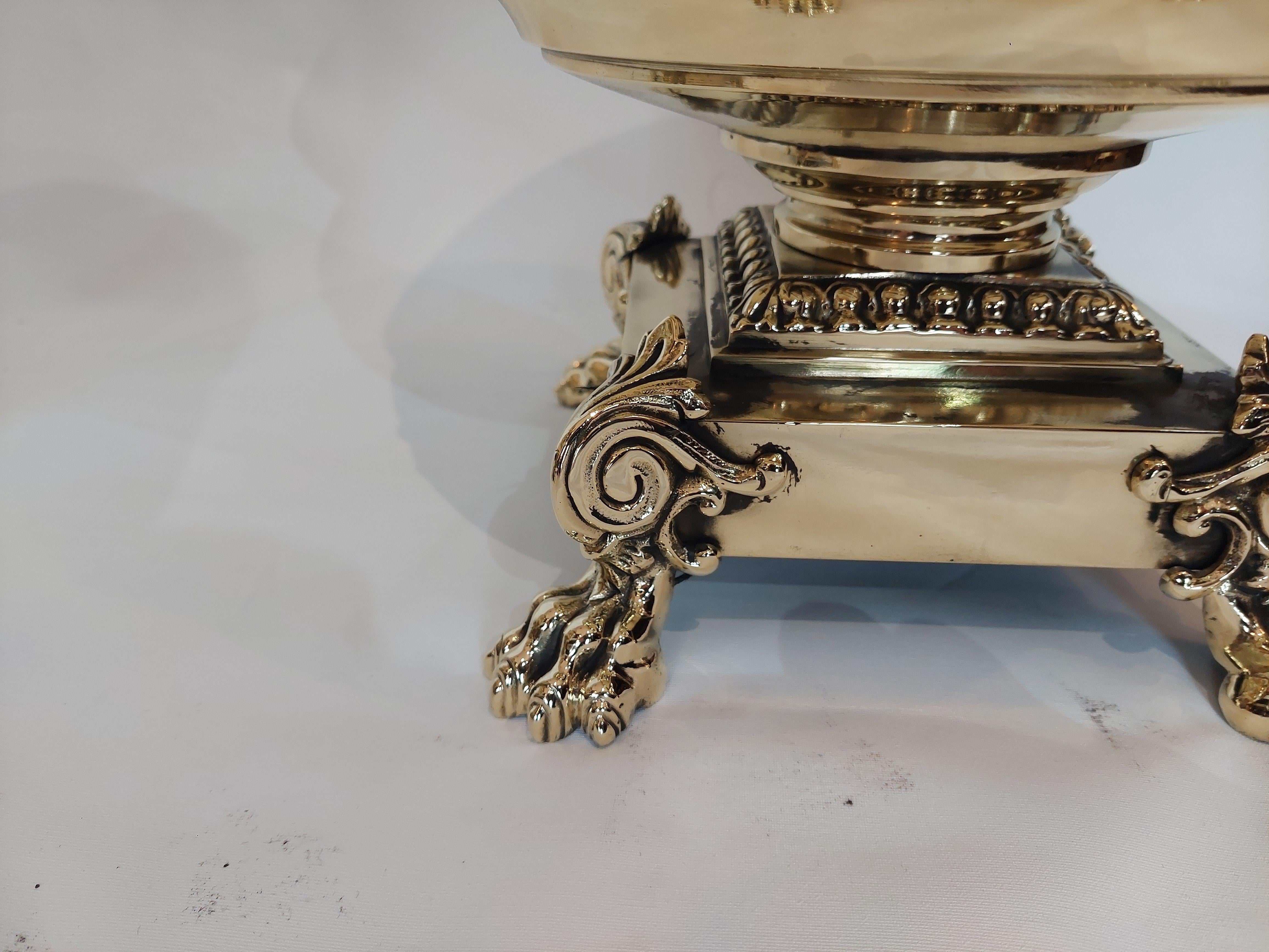 Pareja de maceteros neoclásicos victorianos de latón en Bueno estado para la venta en Altrincham, GB