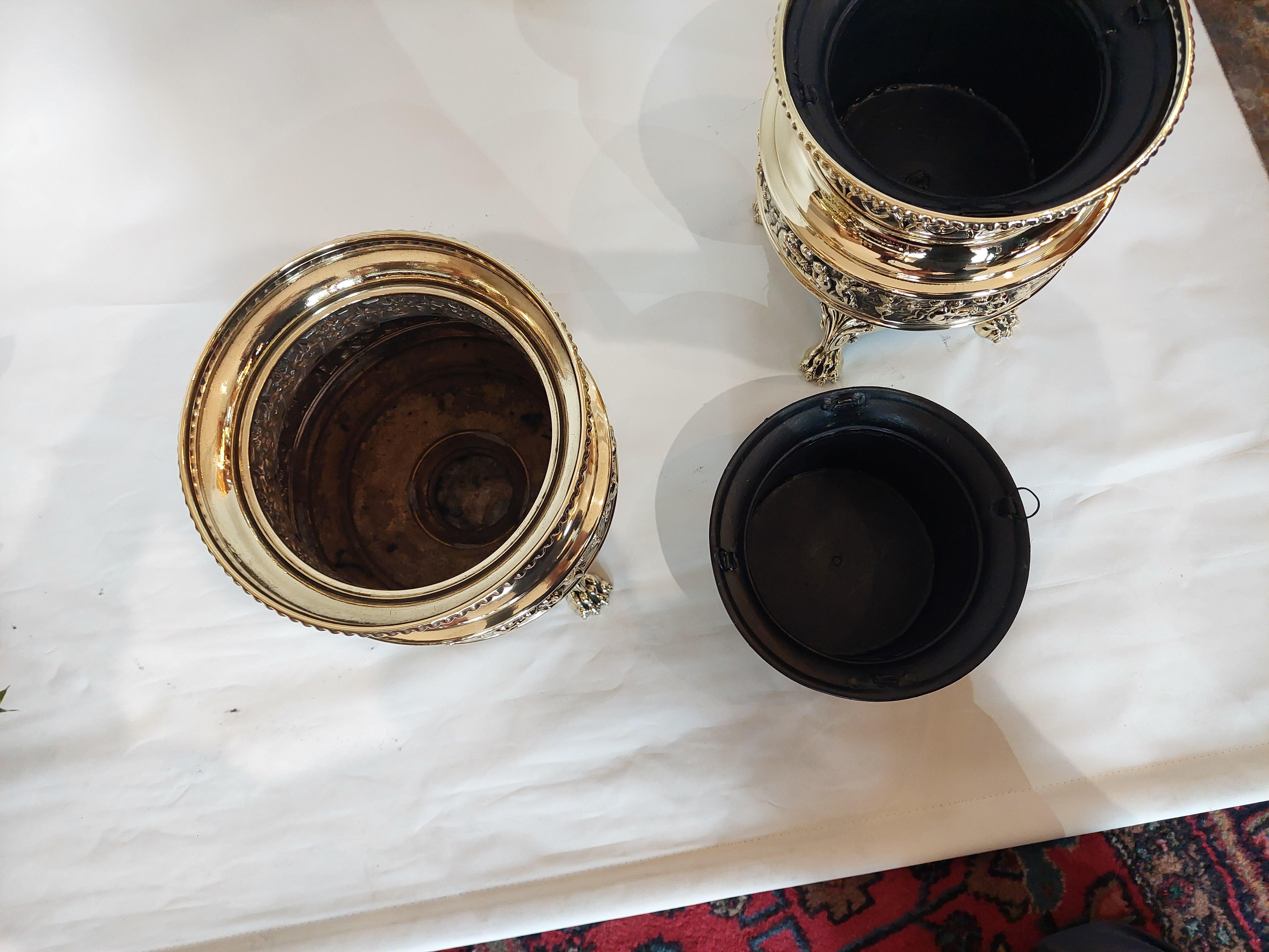 Pareja de maceteros neoclásicos victorianos de latón en venta 2