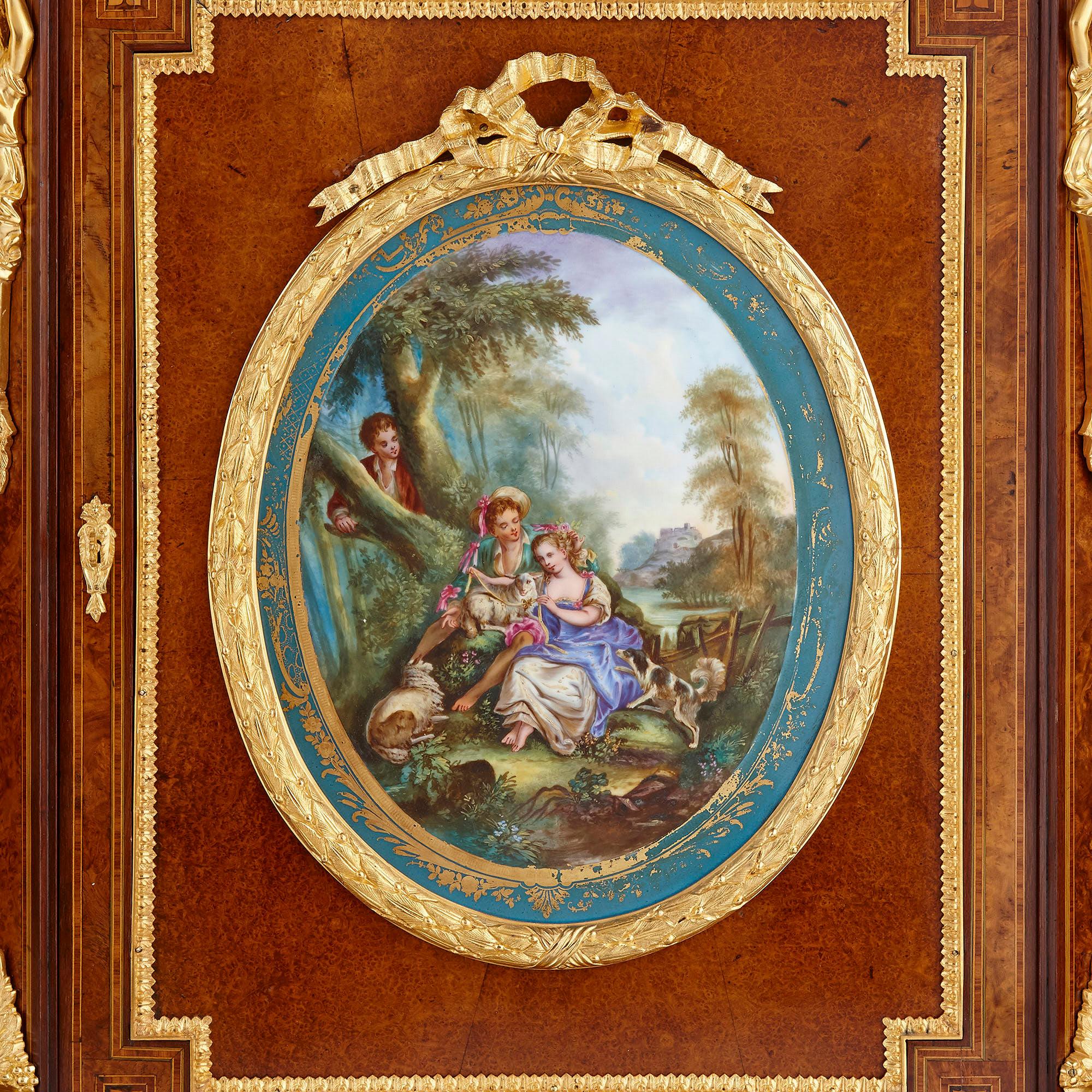 Rococo Paire d'armoires amboine d'époque victorienne avec plaques de porcelaine de style Sèvres en vente