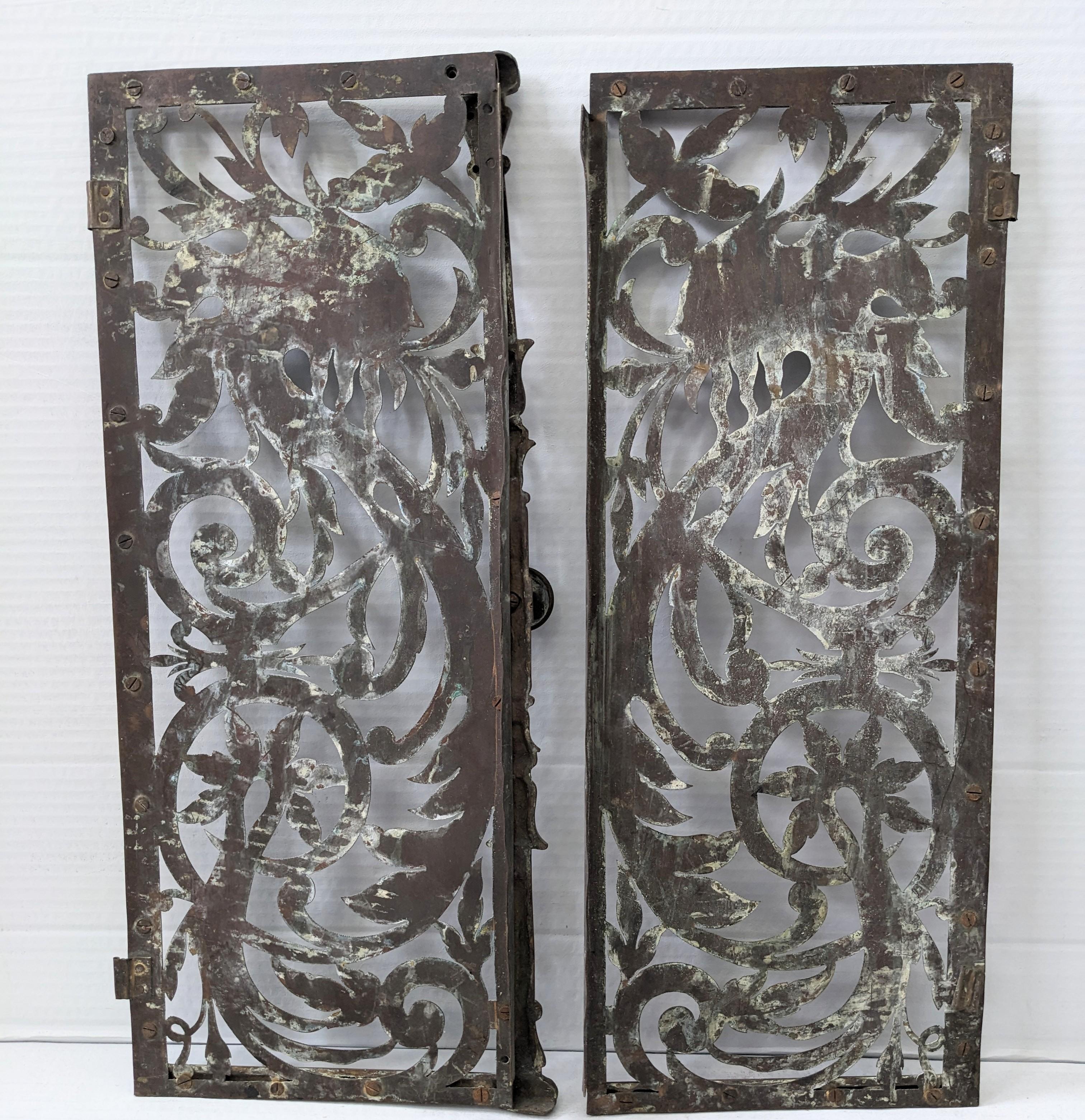 Laiton Paire de portails victoriens en laiton percés et gravés à motif de griffons en vente