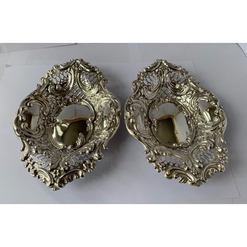 Pair of Victorian Pierced Sterling Silver Bonbon Dishes by The Alexander Clark In Good Condition For Sale In London, GB