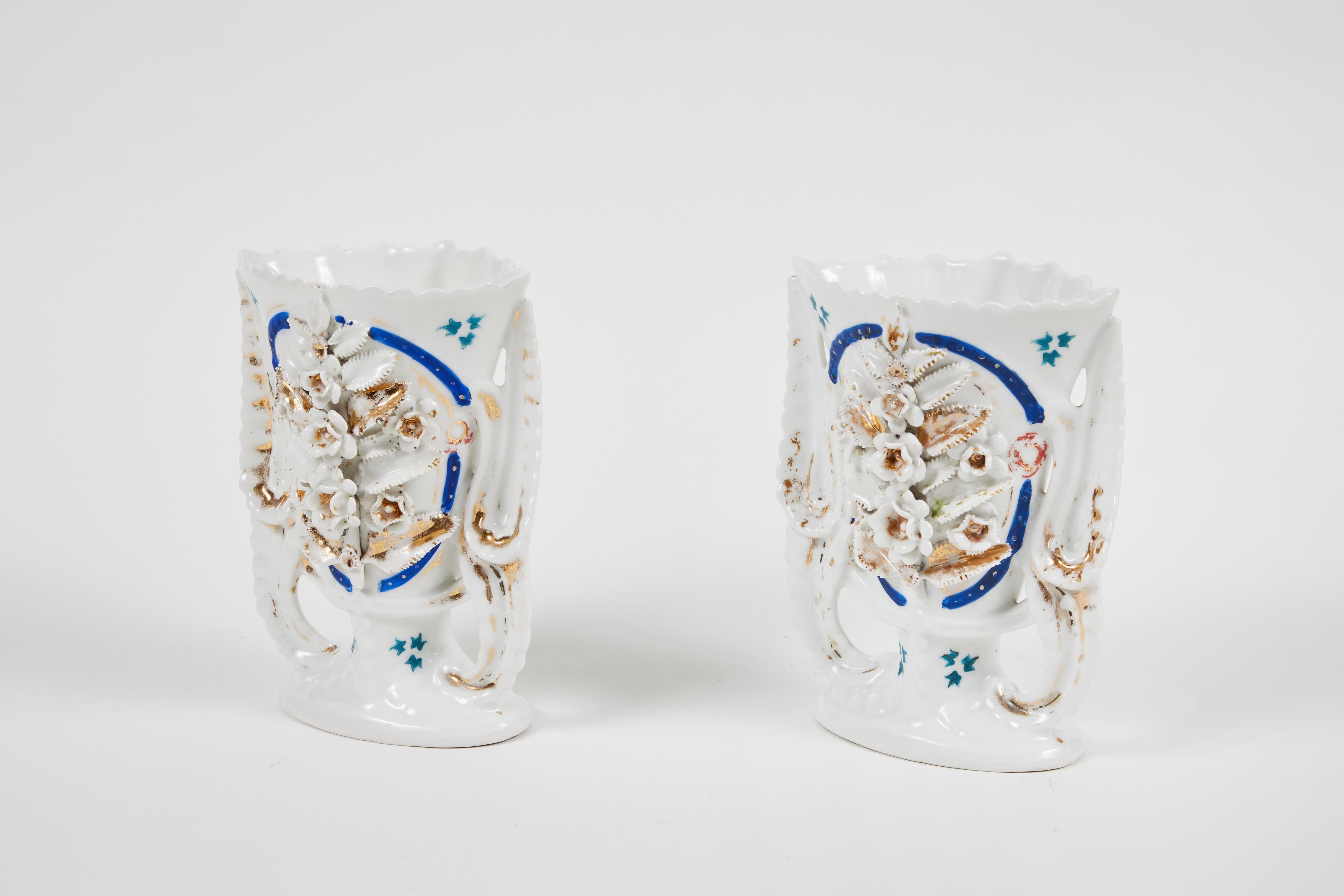 Pair of Victorian Porcelain Mantel Vases In Good Condition For Sale In Pasadena, CA