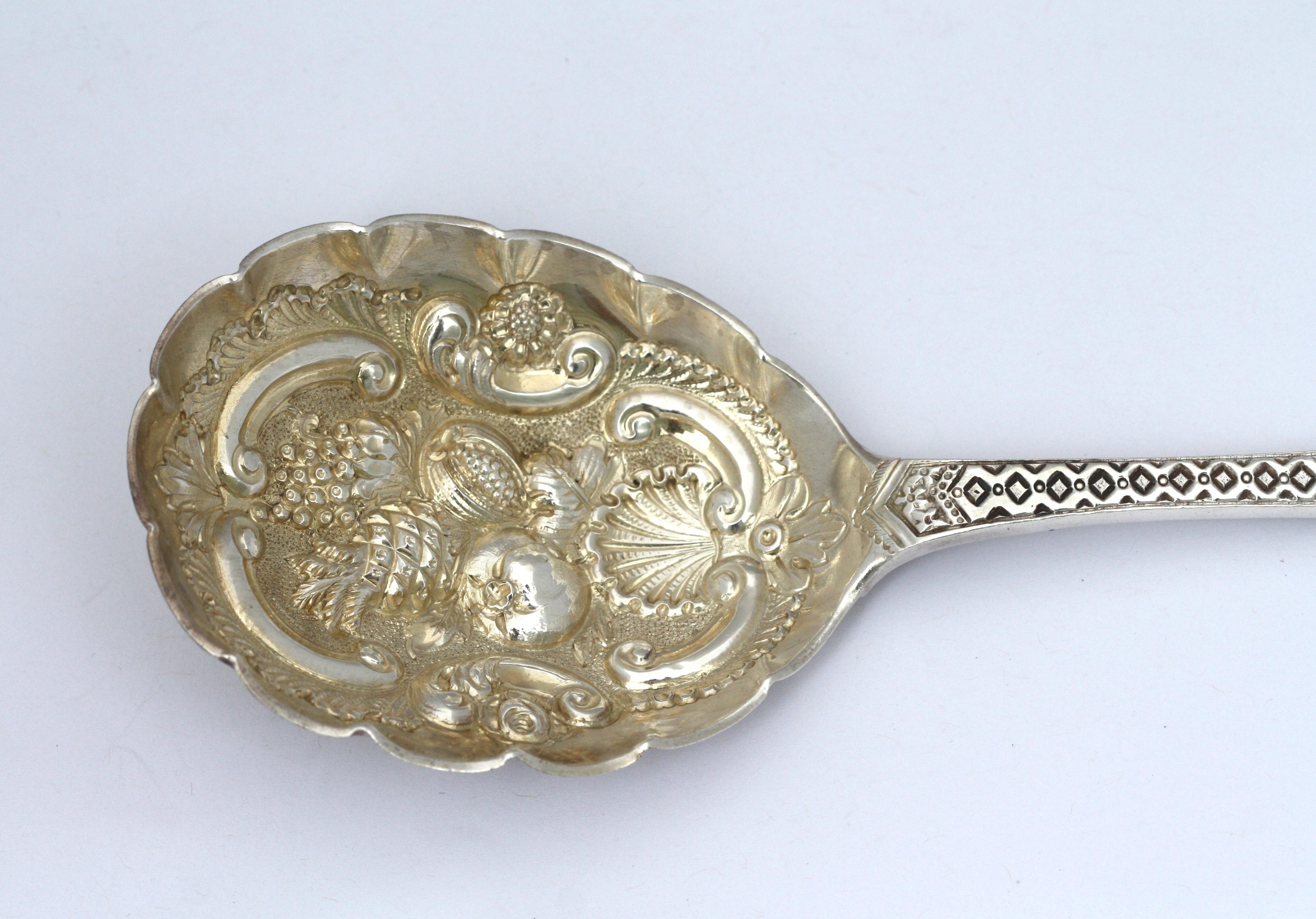Pair of Victorian Silver Berry Spoons In Good Condition For Sale In West Palm Beach, FL