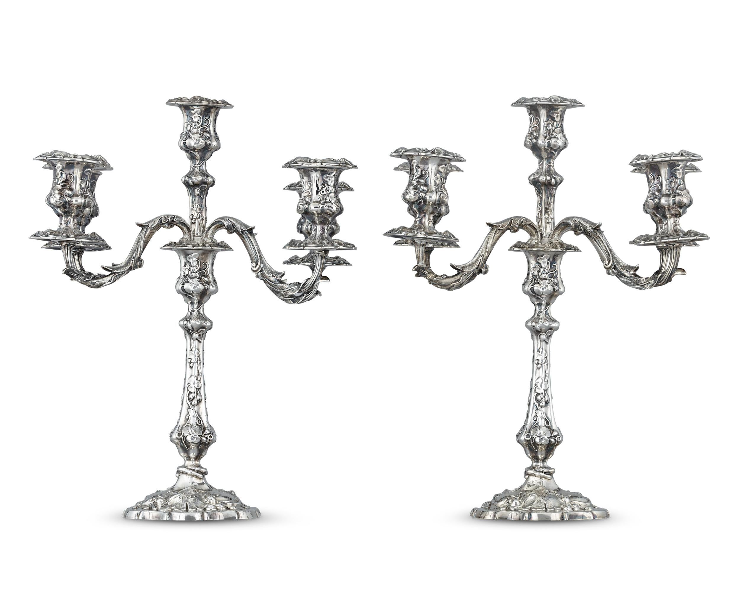Coppia di candelabri in argento
Deykin & Harrison
Marchio Birmingham, 1899

Questa eccezionale coppia di candelabri vittoriani a cinque luci, realizzati da Deykin & Harrison, rappresenta il massimo dell'arte argentiera della fine del XIX secolo. I