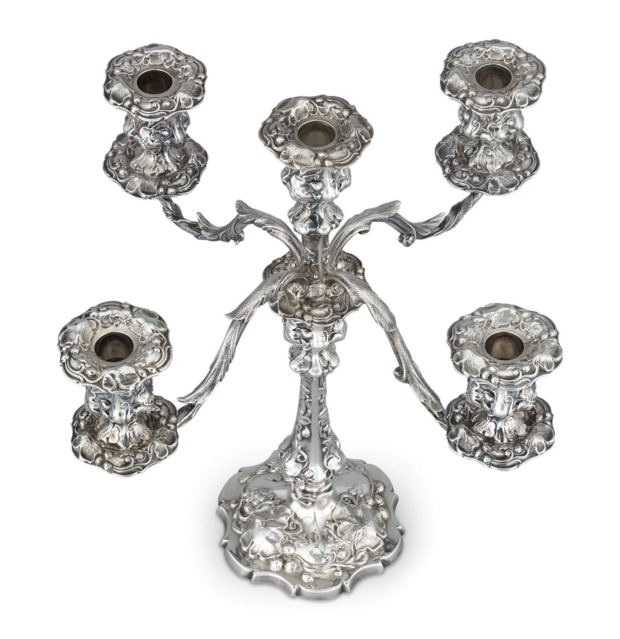 Vittoriano Coppia di candelabri vittoriani in argento di Deykin & Harrison in vendita