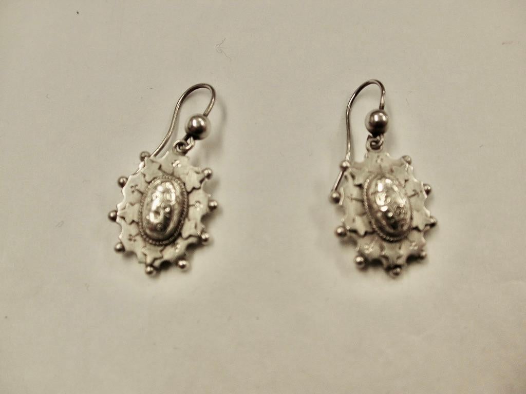 Paire de boucles d'oreilles de style étrusque en argent de l'époque victorienne, vers 1880
Cette paire est en excellent état et typique de l'époque.