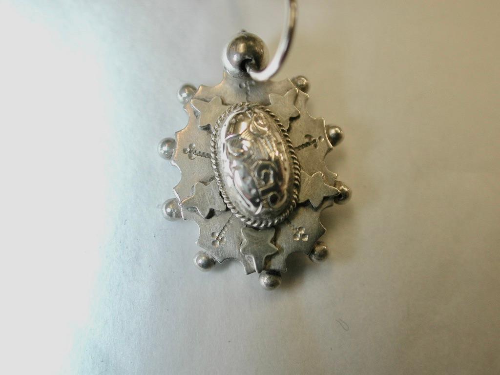 Paire de boucles d'oreilles de style étrusque en argent de l'époque victorienne, vers 1880 Pour femmes en vente