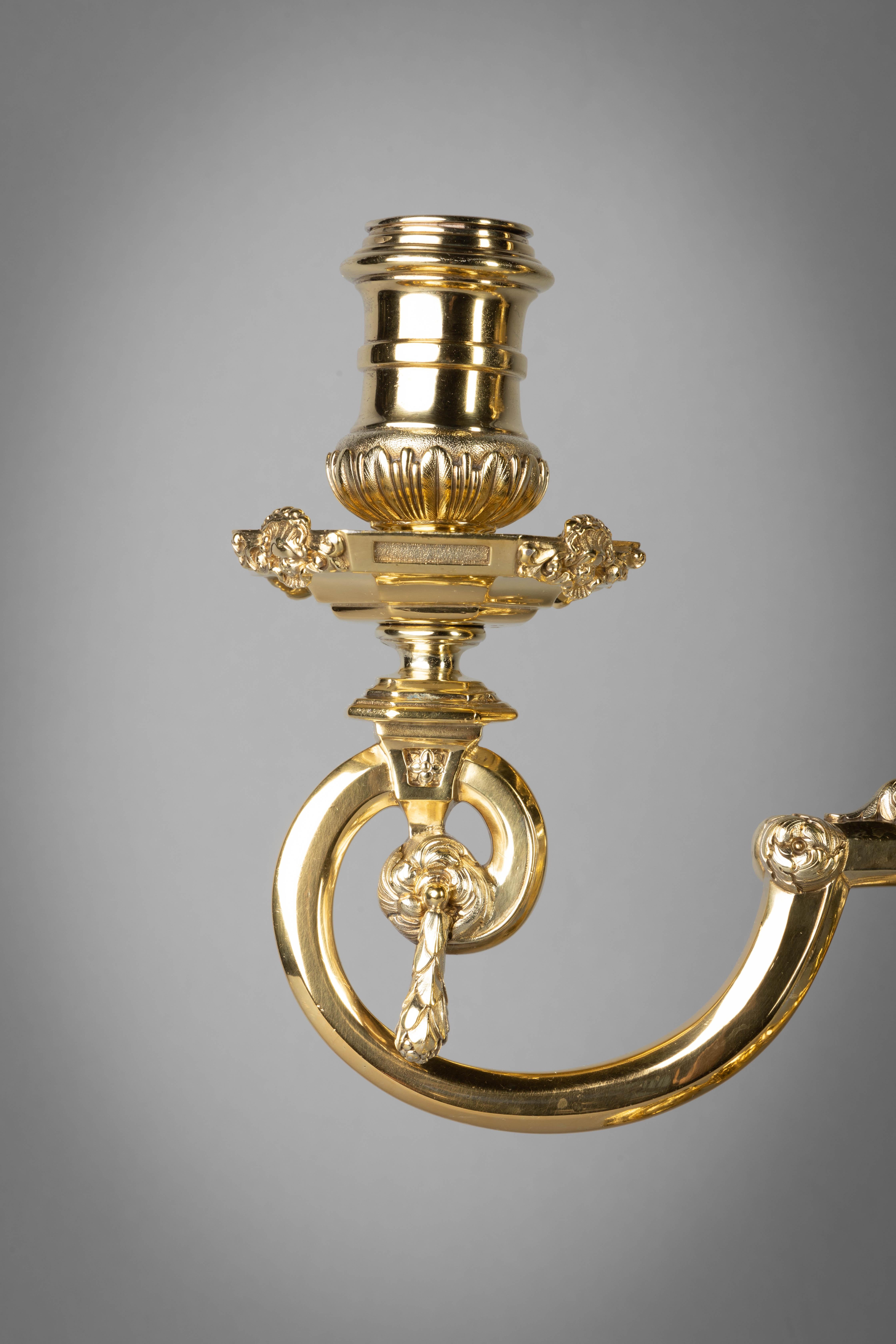 Fin du XIXe siècle Paire de candélabres victoriens à trois lumières en argent doré en vente