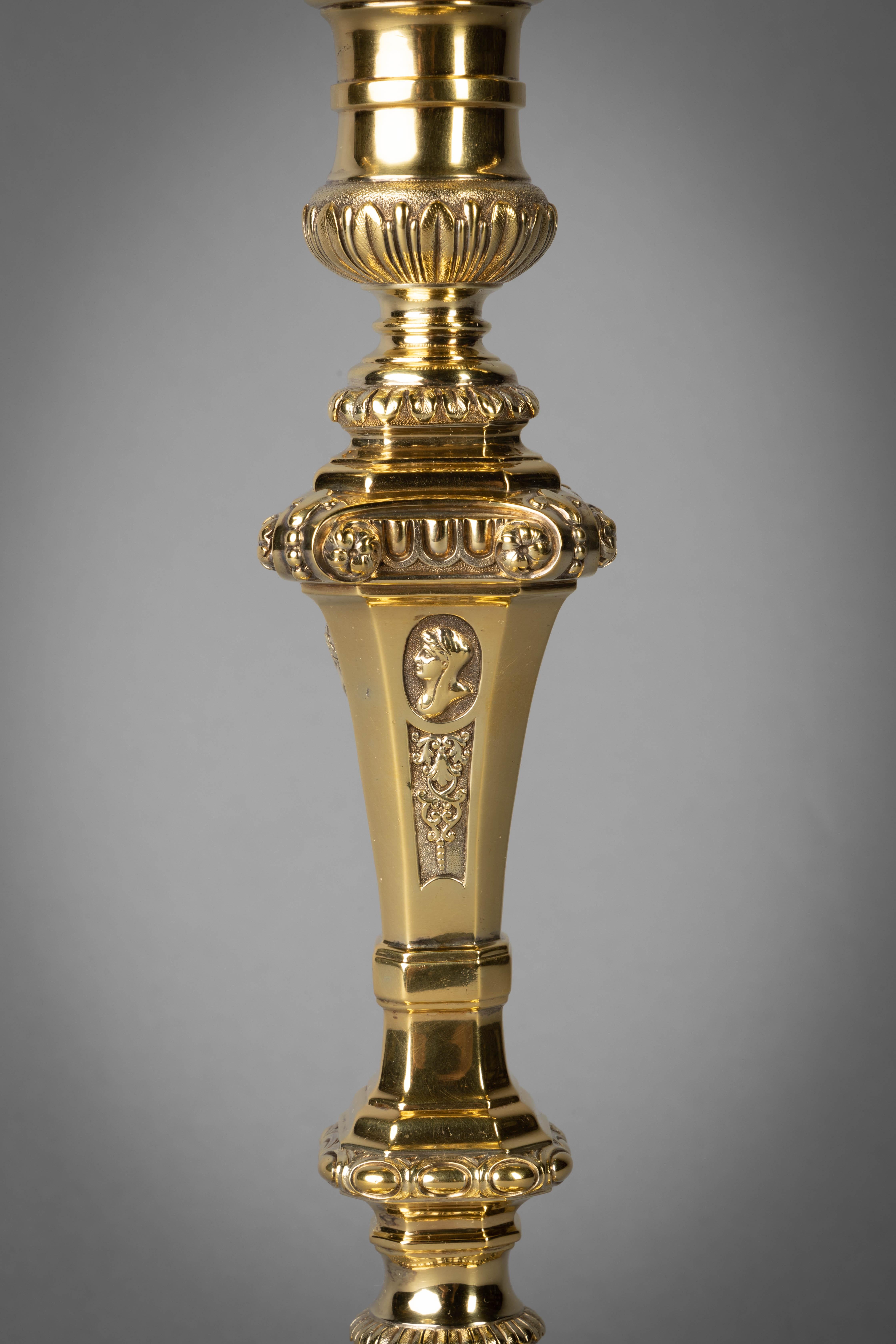 Coppia di candelabri a tre luci in argento dorato di epoca vittoriana in vendita 1