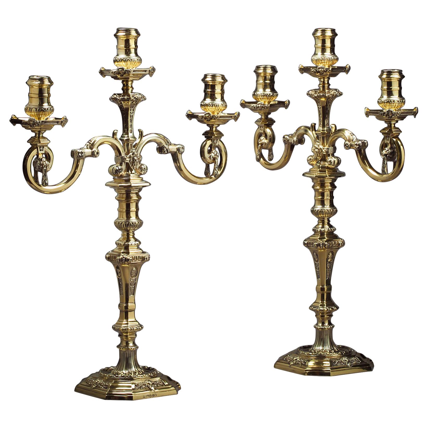 Paar viktorianische vergoldete dreiflammige Kandelaber aus Silber